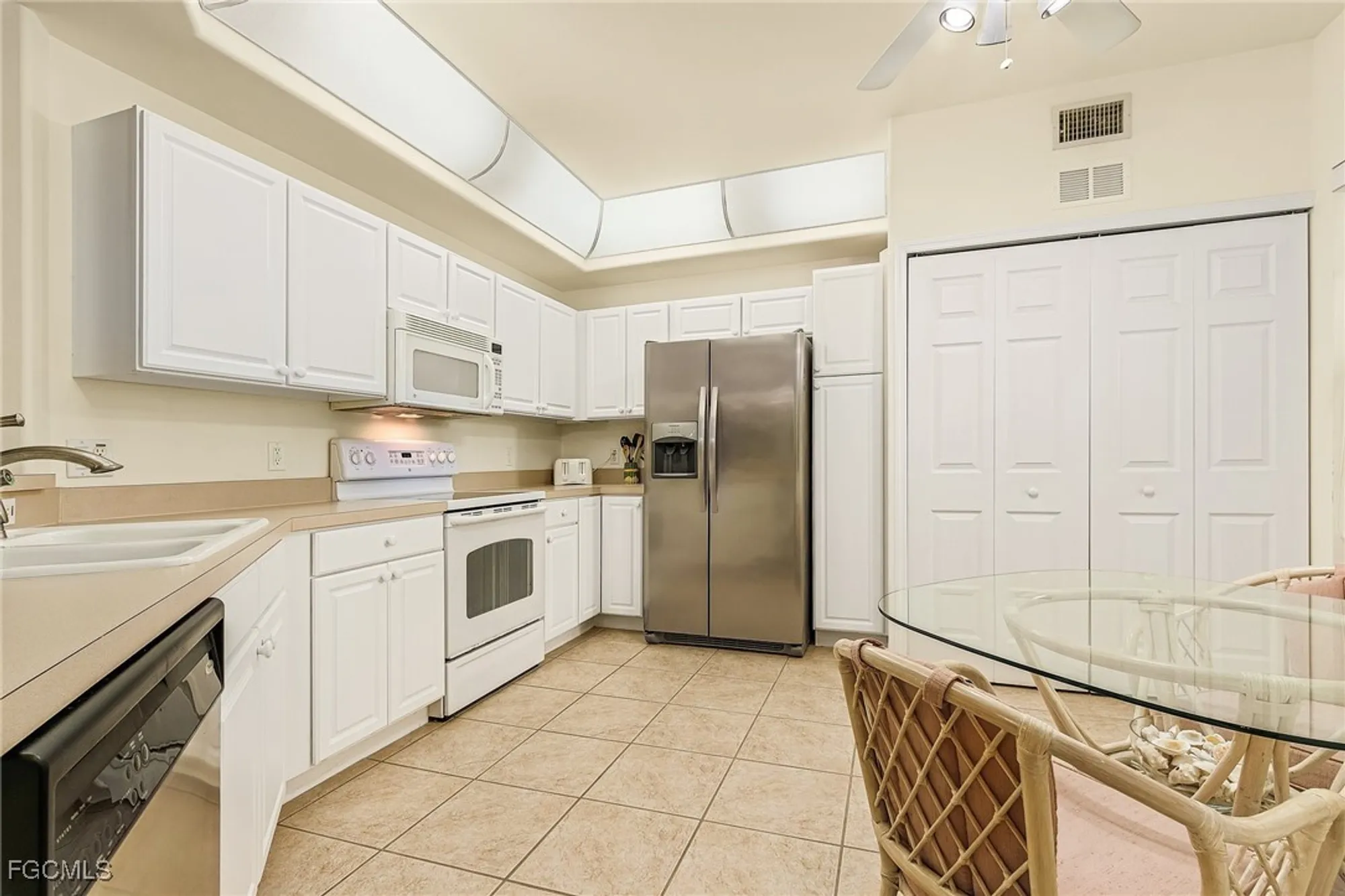 Property Slideshow image 8 of 29 | 9661 hemingway ln 3207, Fort Myers, FL, 33913