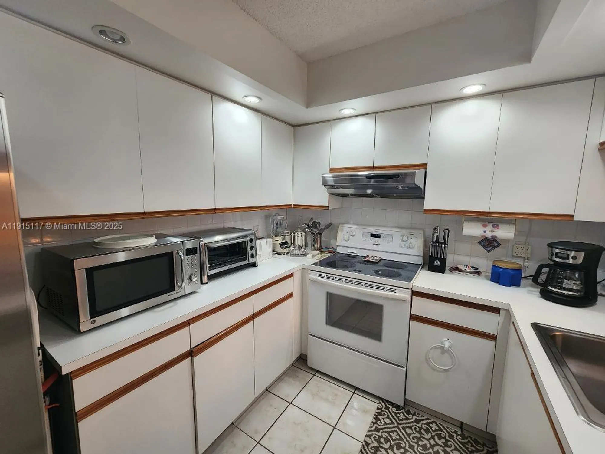 Property Slideshow image 5 of 13 | 300 sw 130th ter b412, Pembroke Pines, FL, 33027