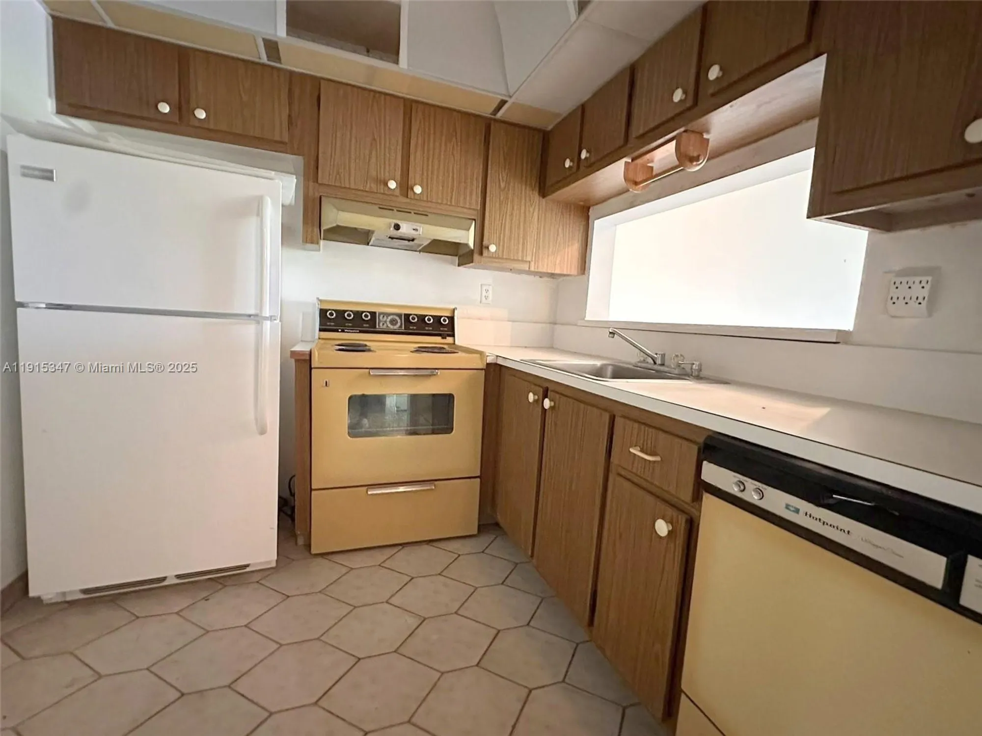 Property Slideshow image 19 of 38 | 9090 lime bay blvd 106, Tamarac, FL, 33321