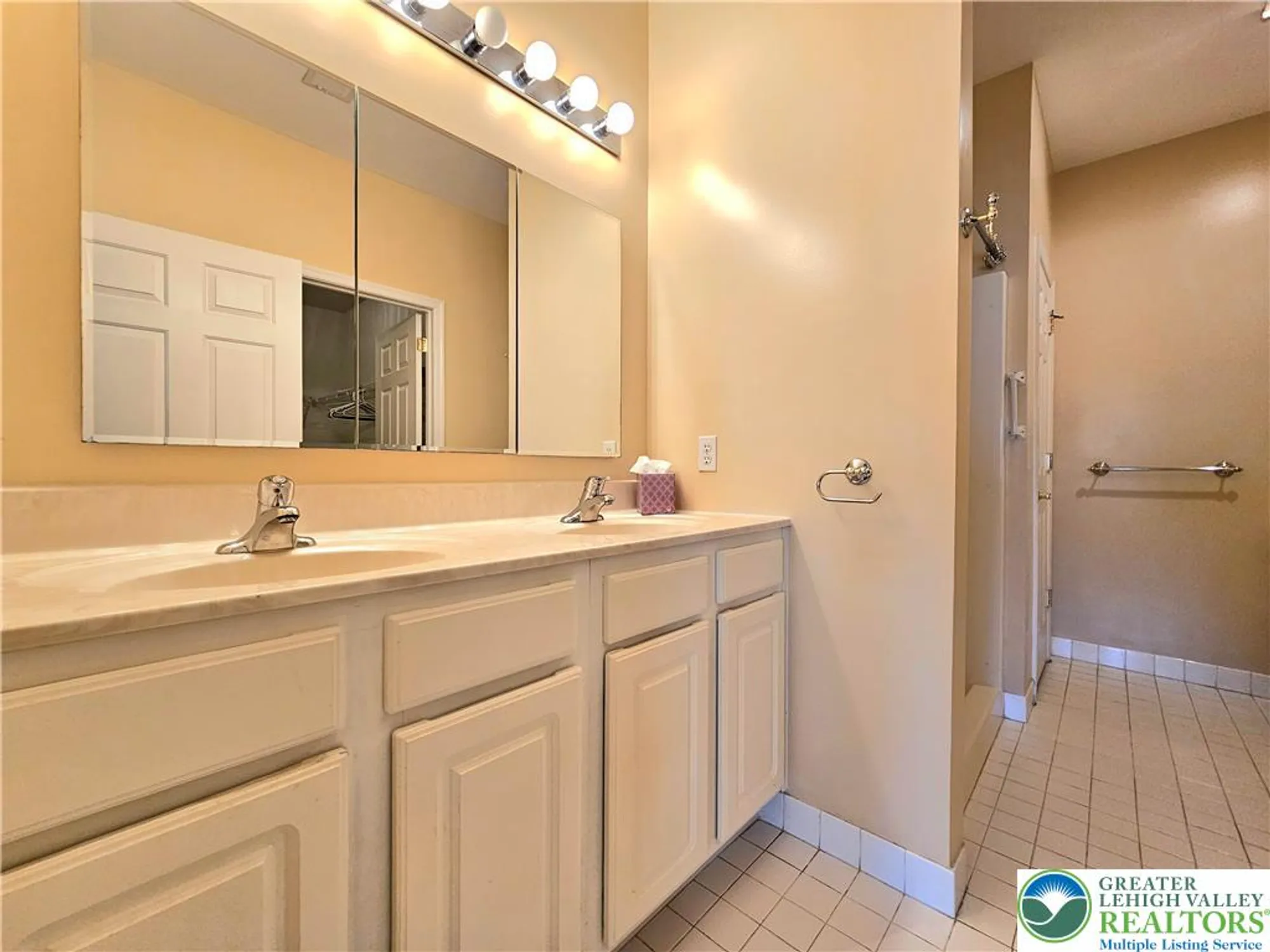 Property Slideshow image 15 of 37 | 5 canterbury ln, Palmer Twp, PA, 18045