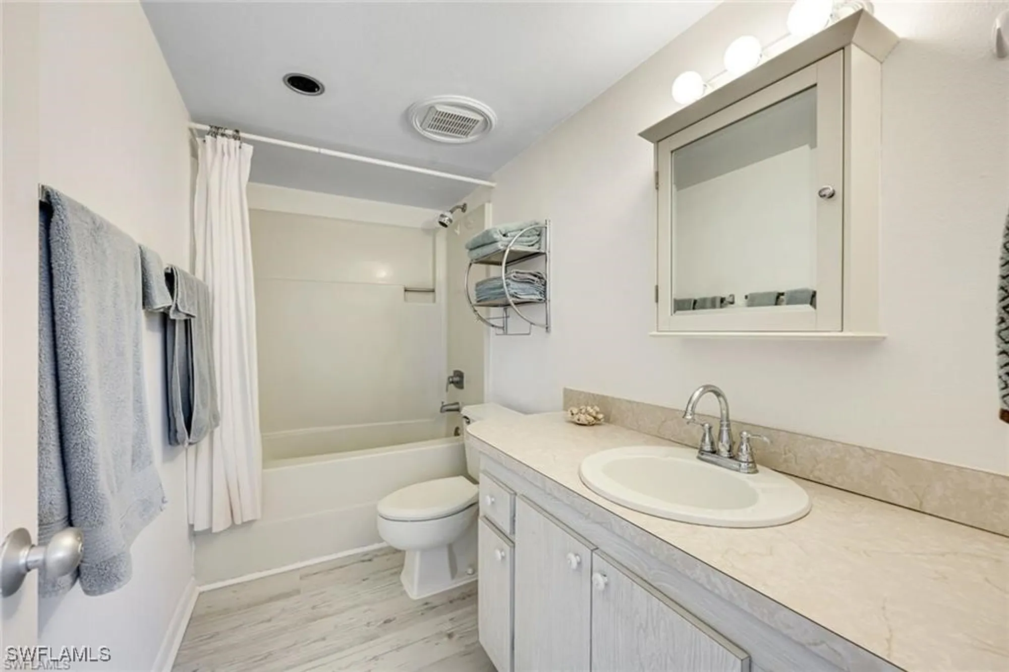 Property Slideshow image 16 of 31 | 2000 alamanda dr 206, Naples, FL, 34102