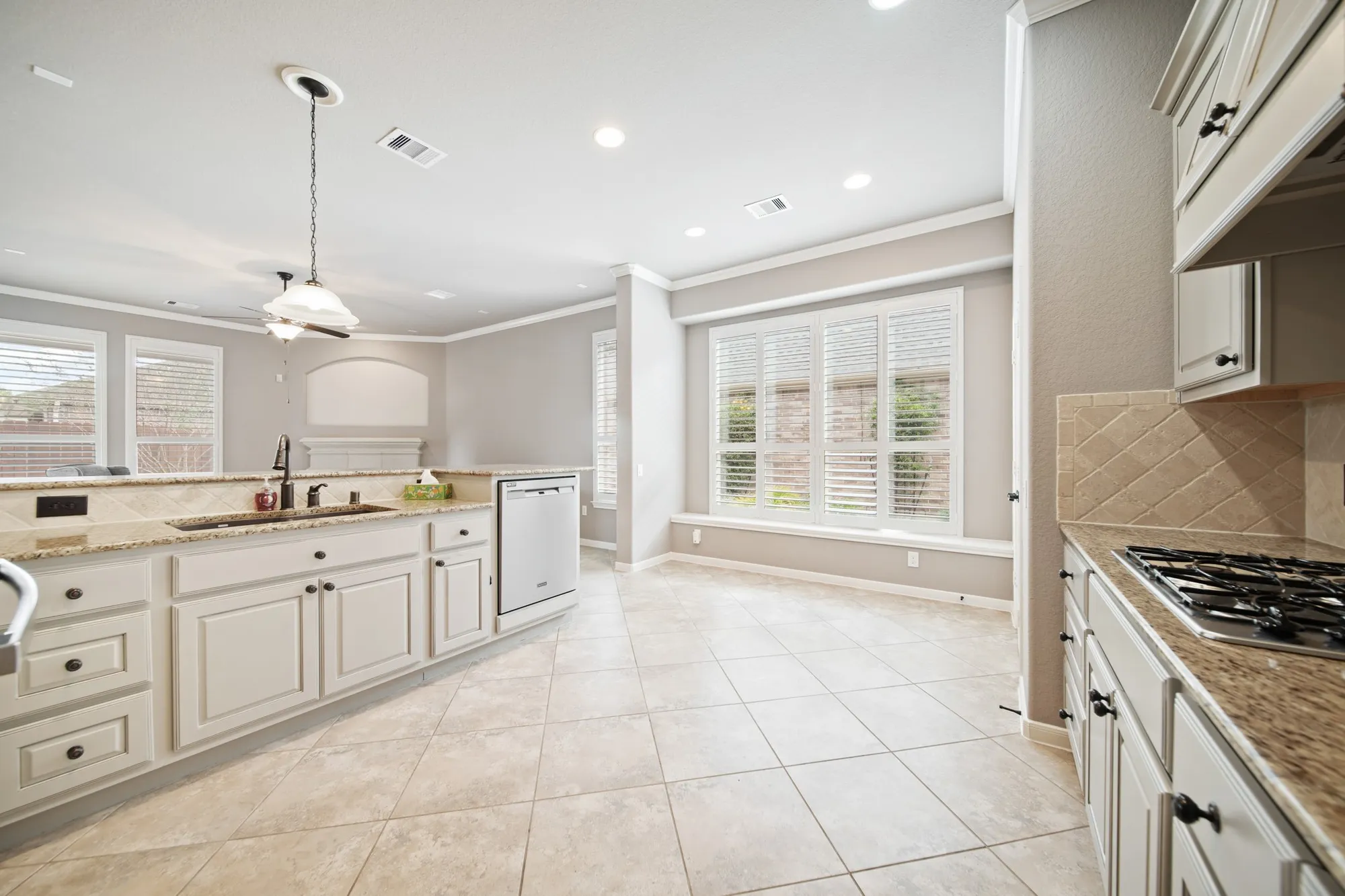 Property Slideshow image 14 of 33 | 2417 e tuschman, Pearland, TX, 77581