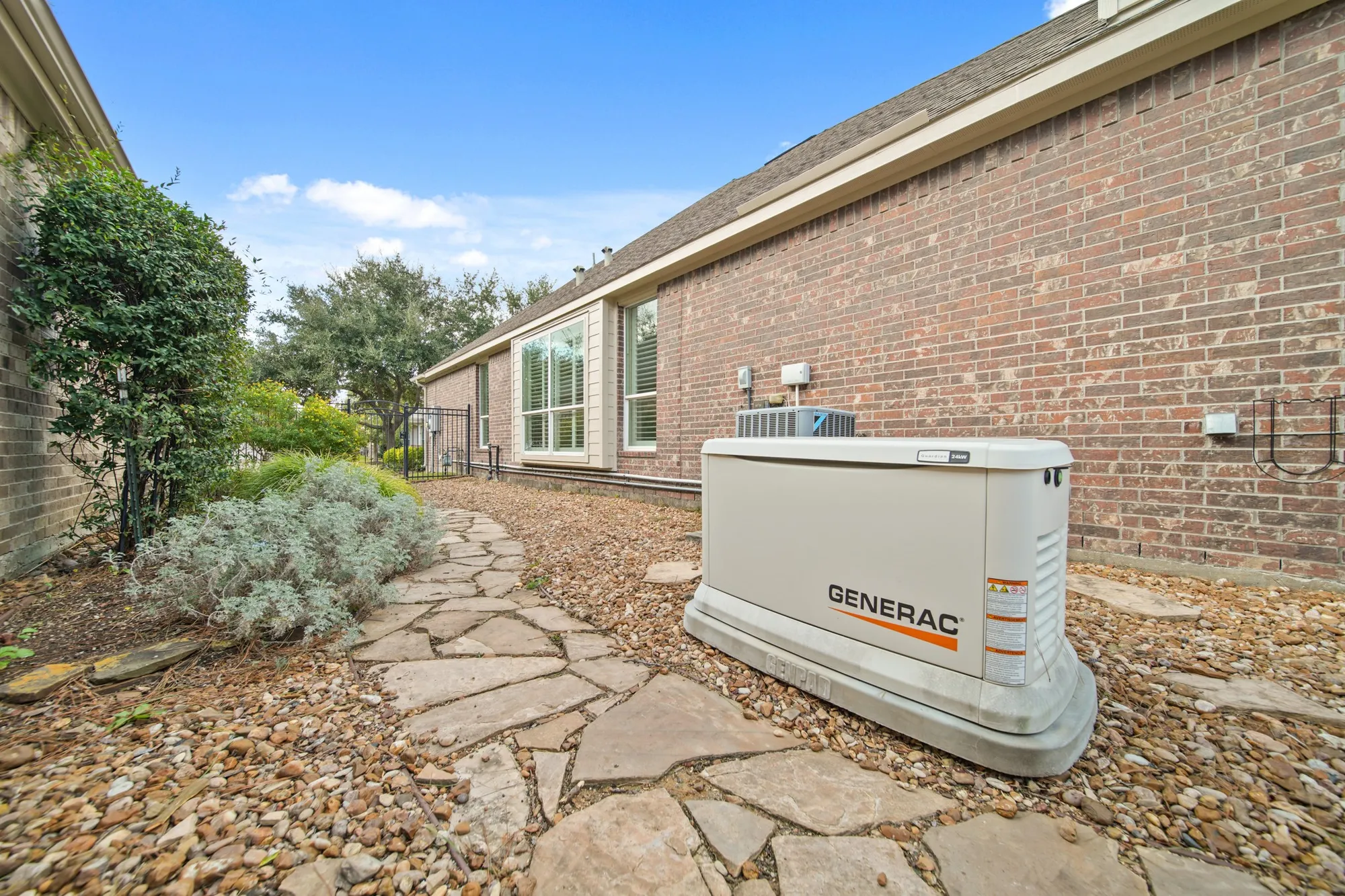 Property Slideshow image 32 of 33 | 2417 e tuschman, Pearland, TX, 77581