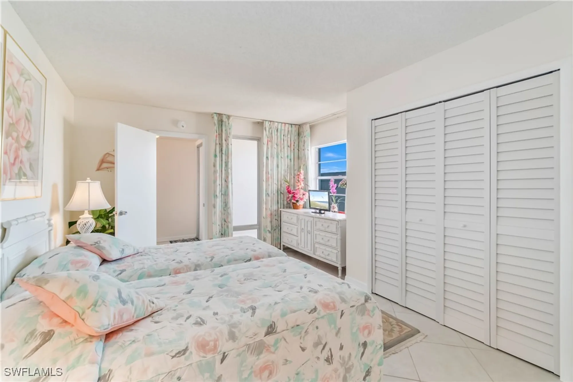 Property Slideshow image 12 of 24 | 3443 gulf shore blvd 812, Naples, FL, 34103