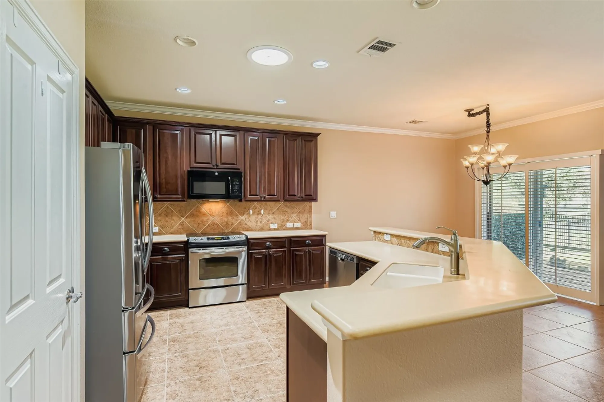 Property Slideshow image 8 of 22 | 723 independence creek ln, Georgetown, TX, 78633