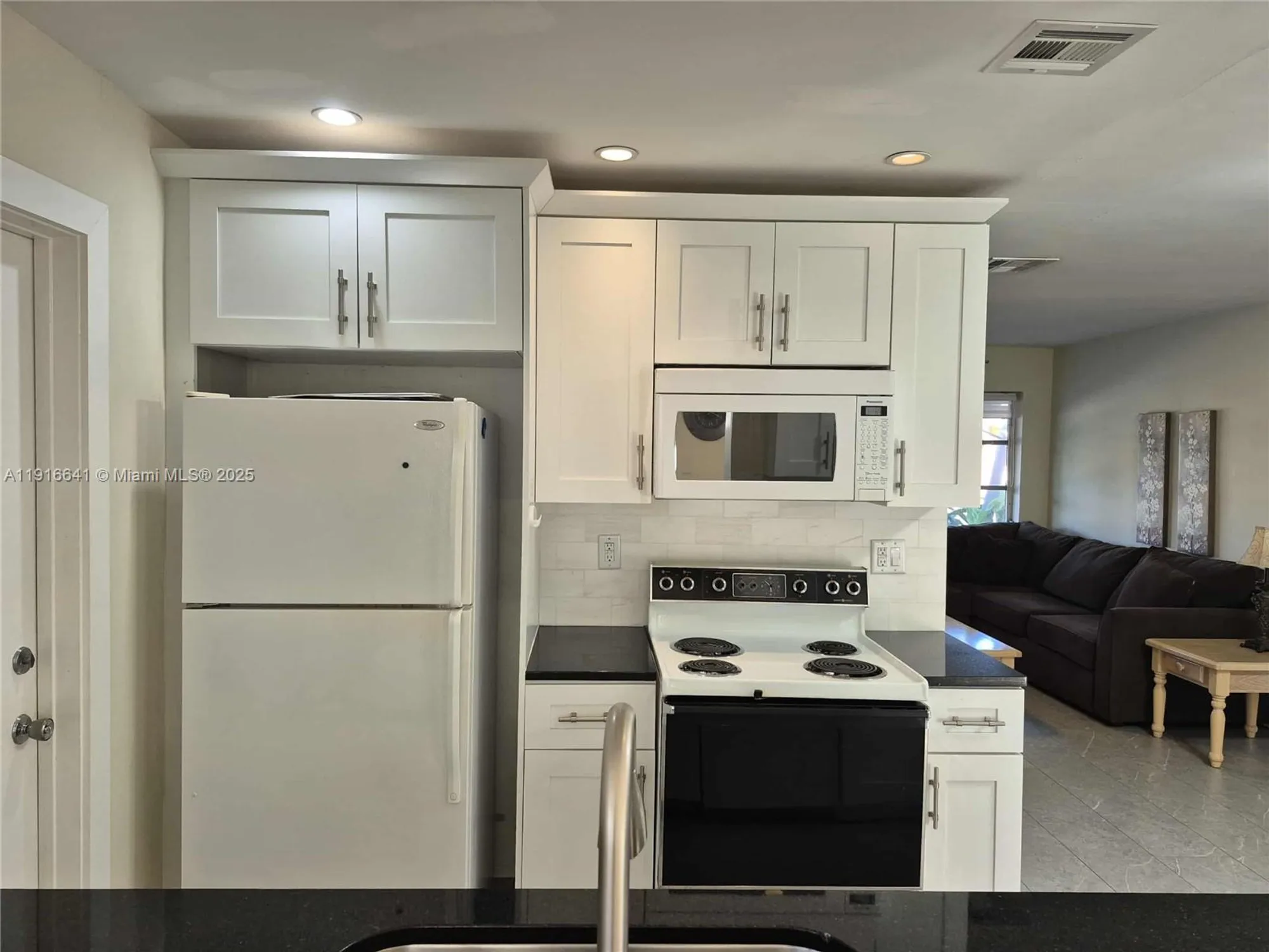 Property Slideshow image 4 of 22 | 4204 nw 47th ct, Tamarac, FL, 33319