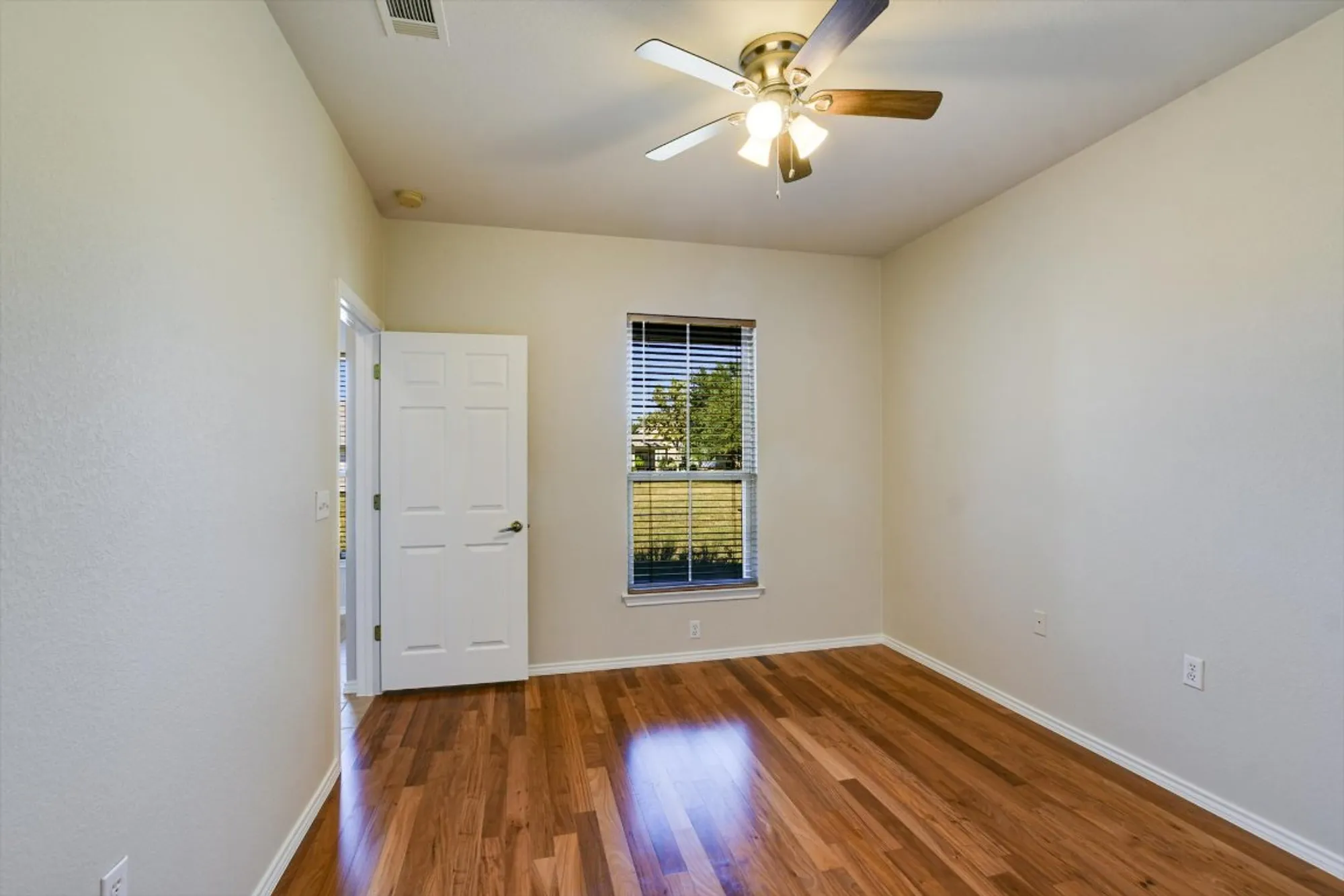 Property Slideshow image 13 of 15 | 116 bowie cir, Georgetown, TX, 78633