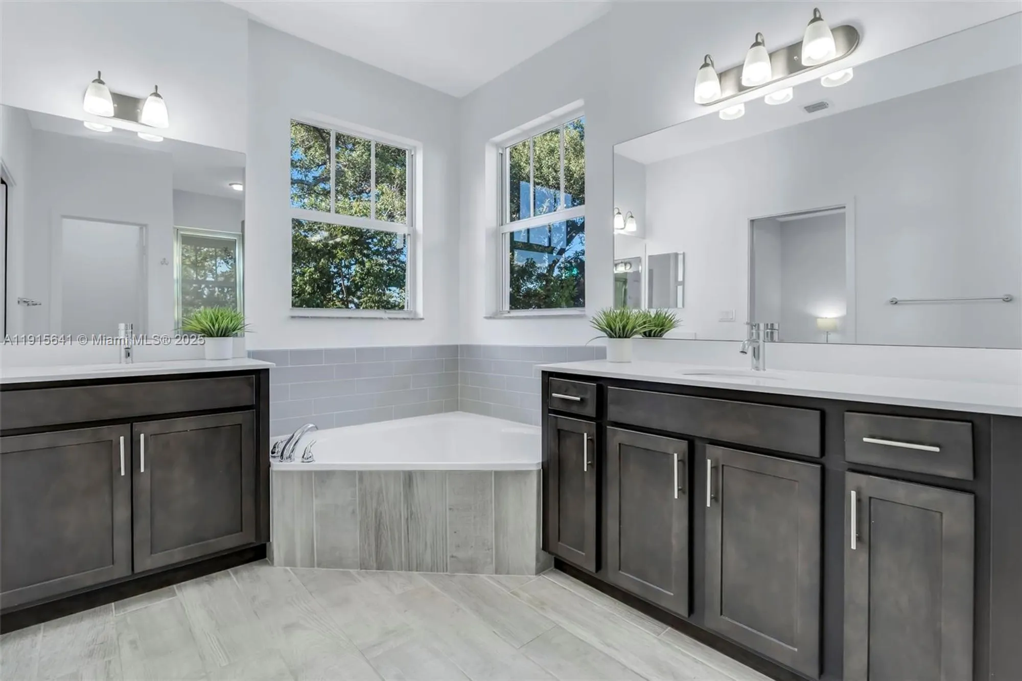 Property Slideshow image 18 of 48 | 4923 nw 48th ave, Tamarac, FL, 33319