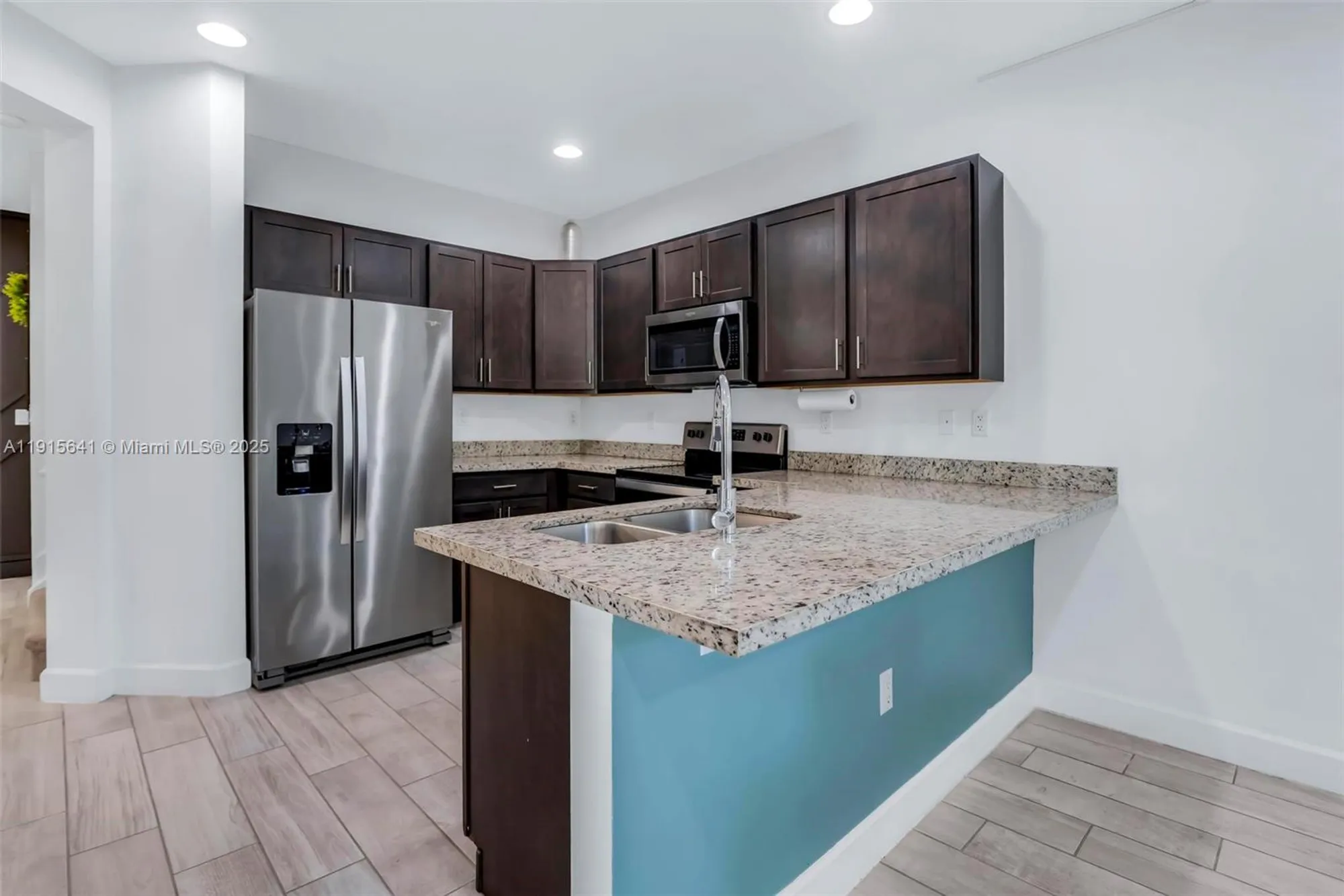 Property Slideshow image 12 of 48 | 4923 nw 48th ave, Tamarac, FL, 33319