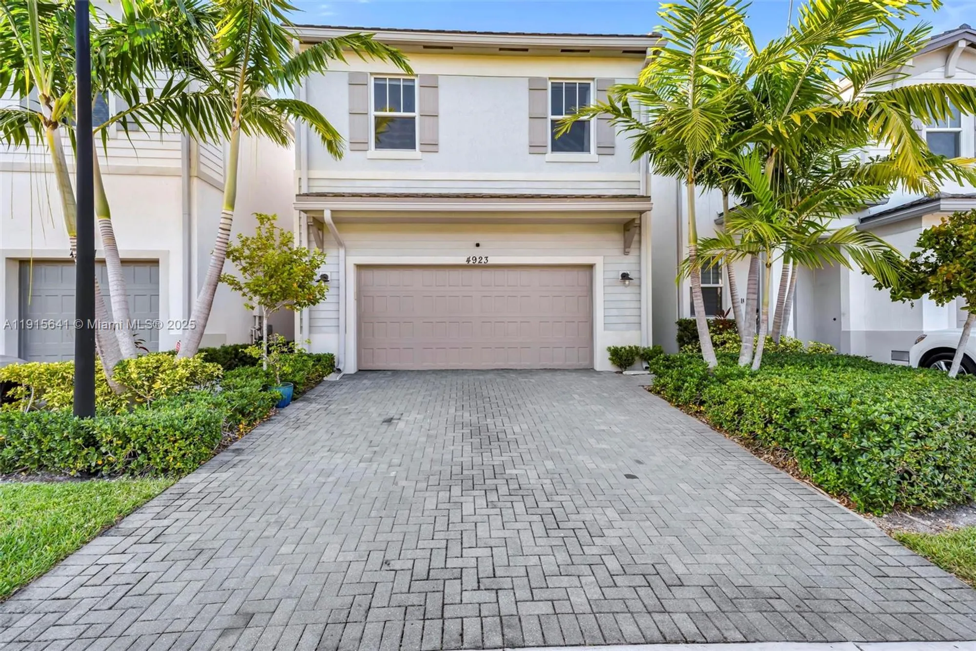 Property Slideshow image 35 of 48 | 4923 nw 48th ave, Tamarac, FL, 33319