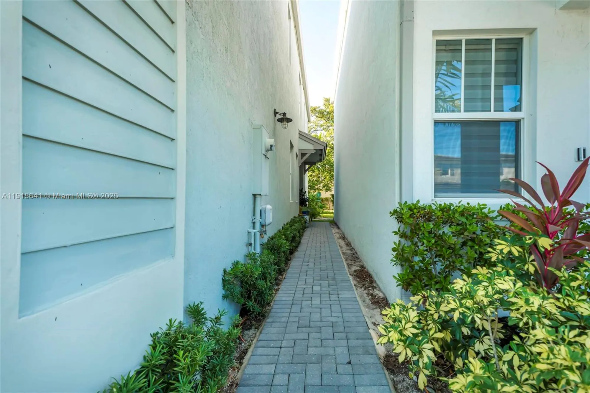 Property Slideshow image 41 of 48 | 4923 nw 48th ave, Tamarac, FL, 33319