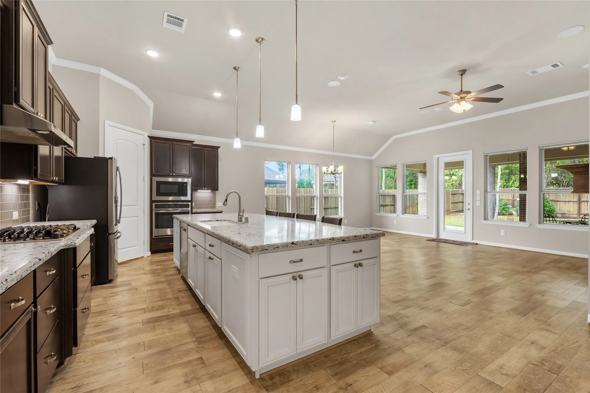 Property Slideshow image 8 of 34 | 120 crinium lily ct, Montgomery, TX, 77316