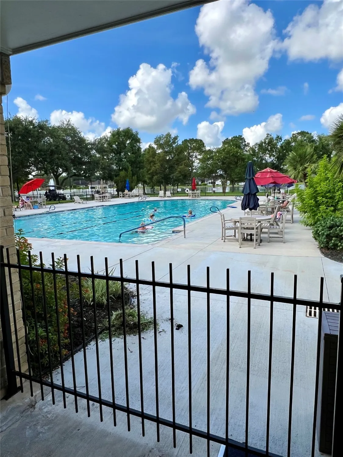 Property Slideshow image 14 of 21 | 667 e country grove cir, Pearland, TX, 77584