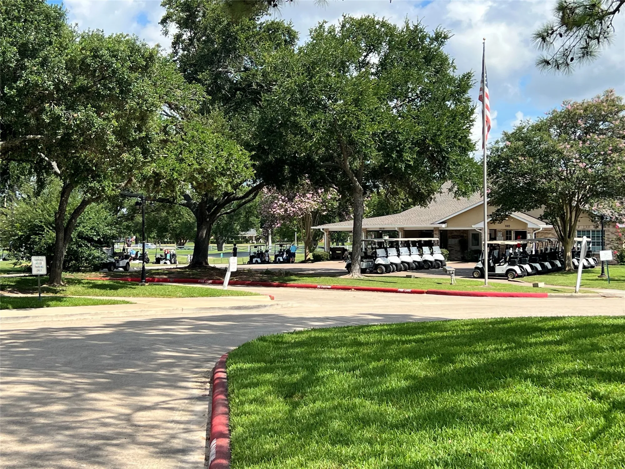 Property Slideshow image 15 of 21 | 667 e country grove cir, Pearland, TX, 77584