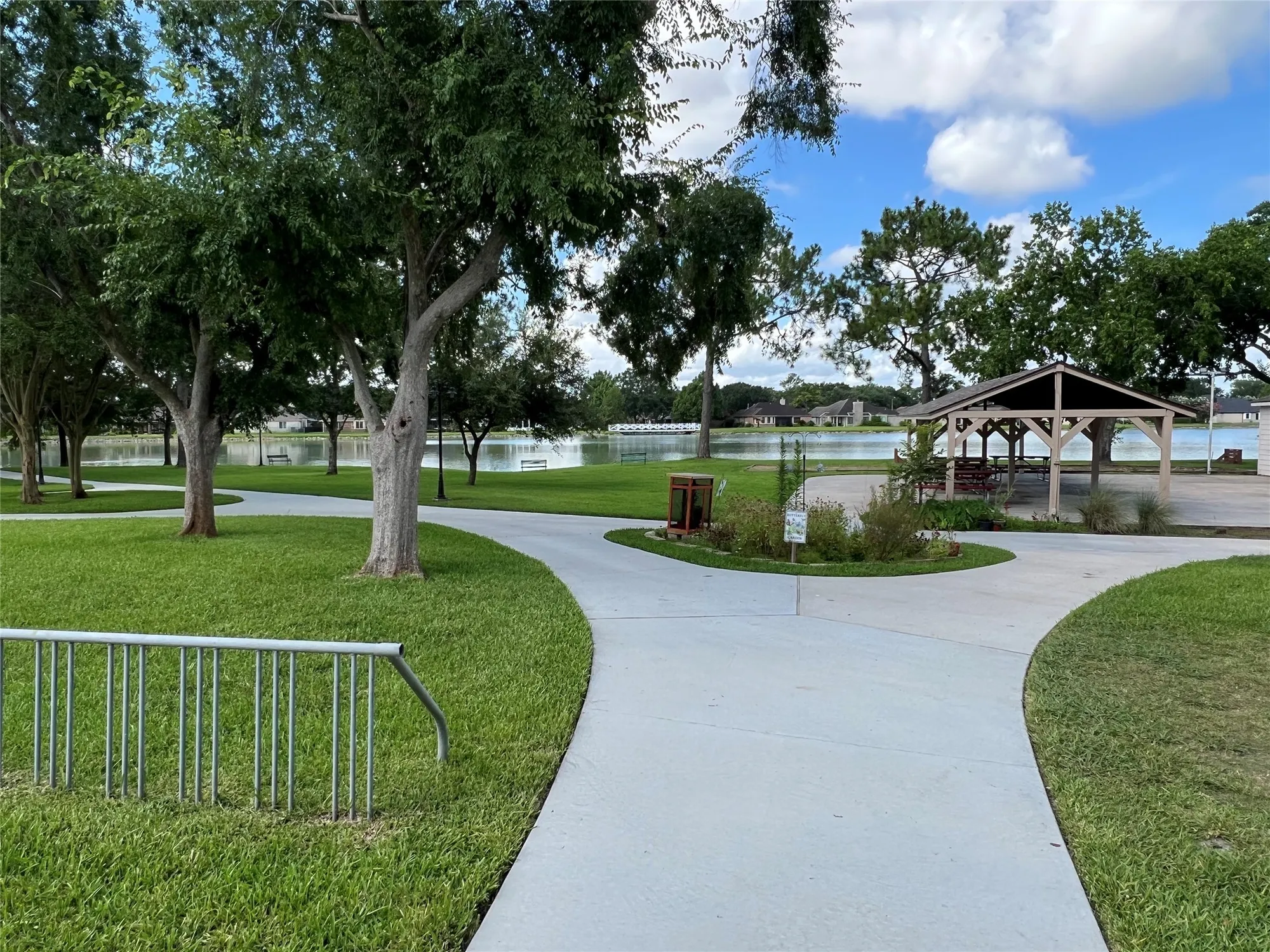 Property Slideshow image 17 of 21 | 667 e country grove cir, Pearland, TX, 77584