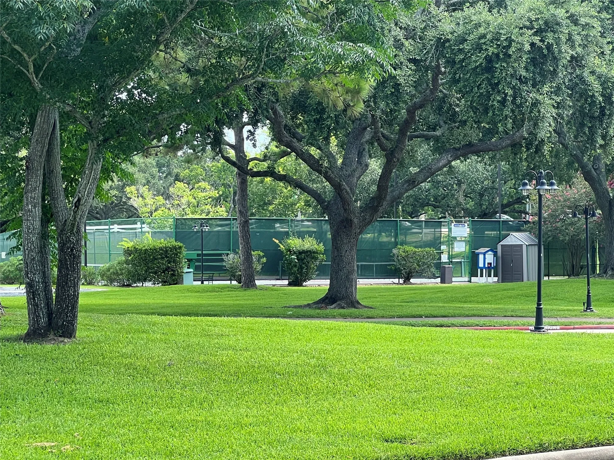 Property Slideshow image 18 of 21 | 667 e country grove cir, Pearland, TX, 77584