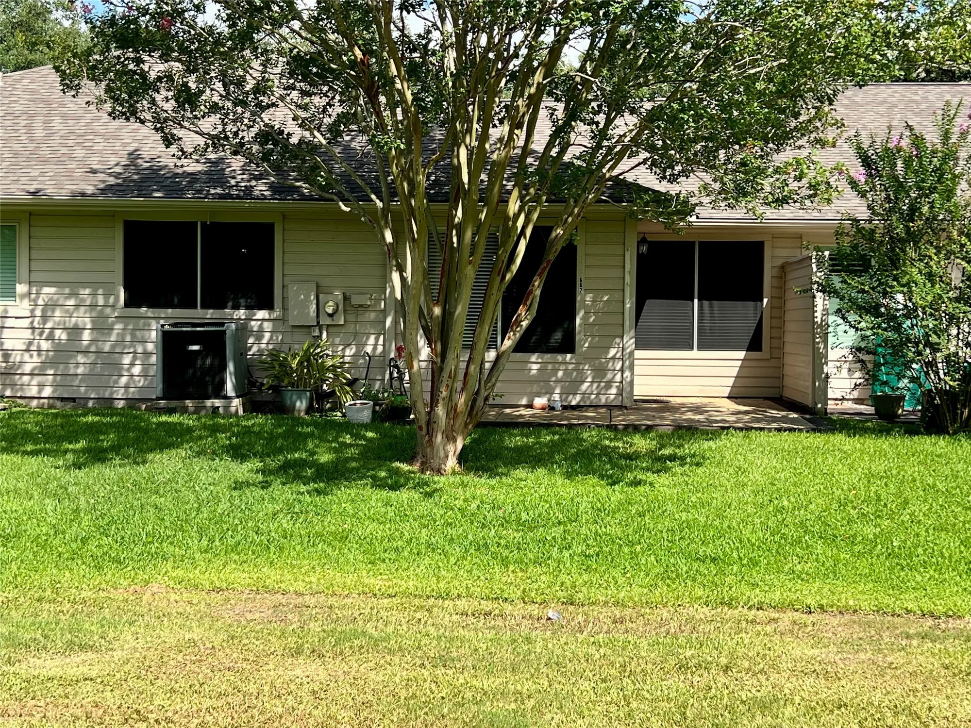 Property Slideshow image 11 of 21 | 667 e country grove cir, Pearland, TX, 77584