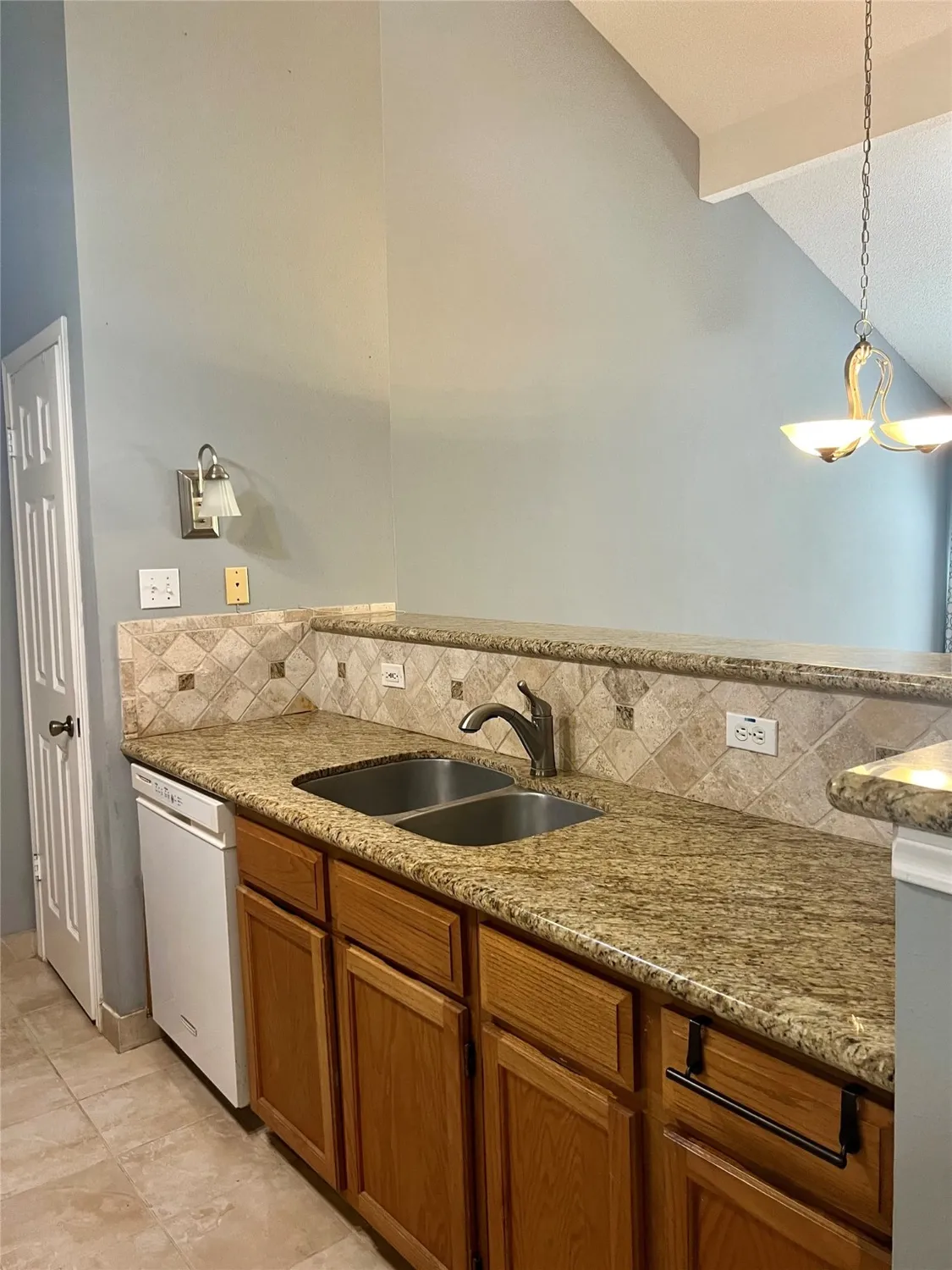 Property Slideshow image 4 of 21 | 667 e country grove cir, Pearland, TX, 77584