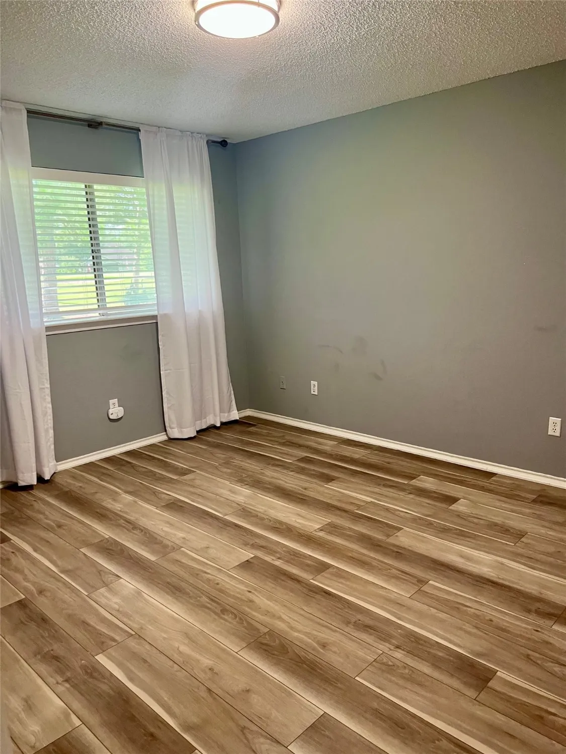 Property Slideshow image 5 of 21 | 667 e country grove cir, Pearland, TX, 77584