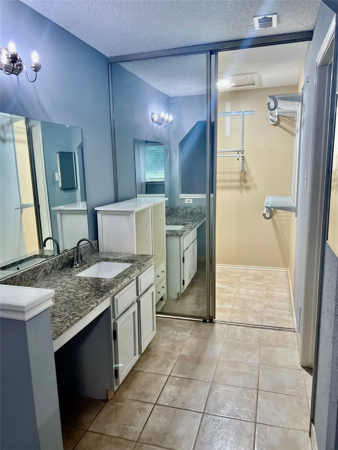 Property Slideshow image 6 of 21 | 667 e country grove cir, Pearland, TX, 77584