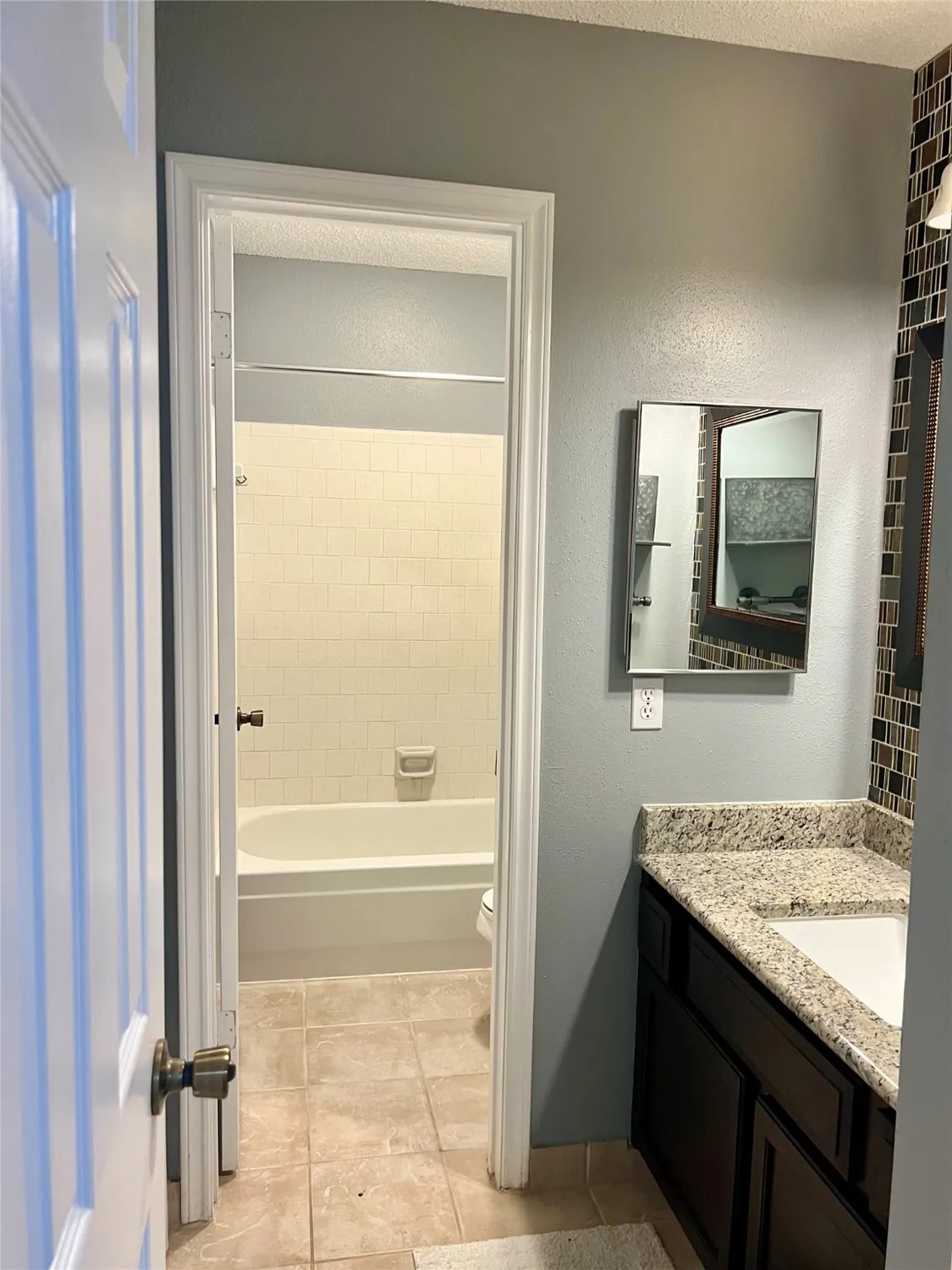 Property Slideshow image 8 of 21 | 667 e country grove cir, Pearland, TX, 77584