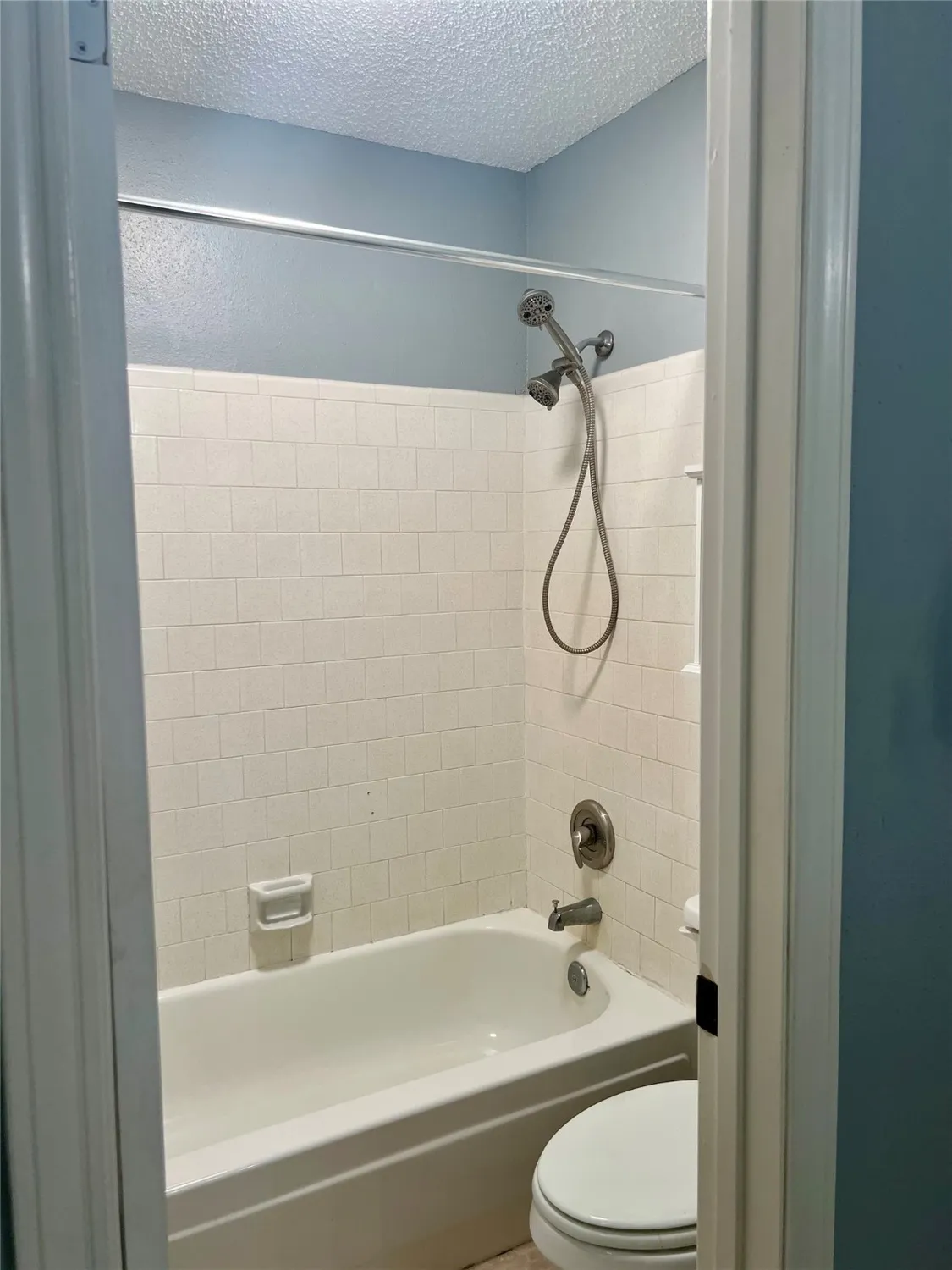 Property Slideshow image 9 of 21 | 667 e country grove cir, Pearland, TX, 77584