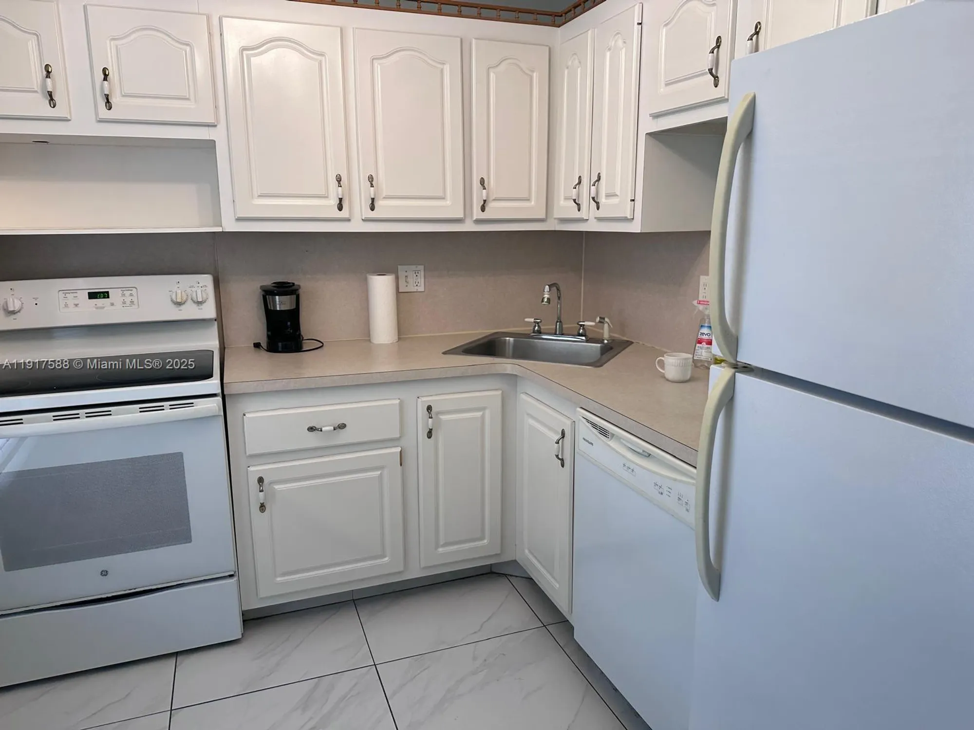 Property Slideshow image 8 of 16 | 6021 nw 61st ave apt 208, Tamarac, FL, 33319