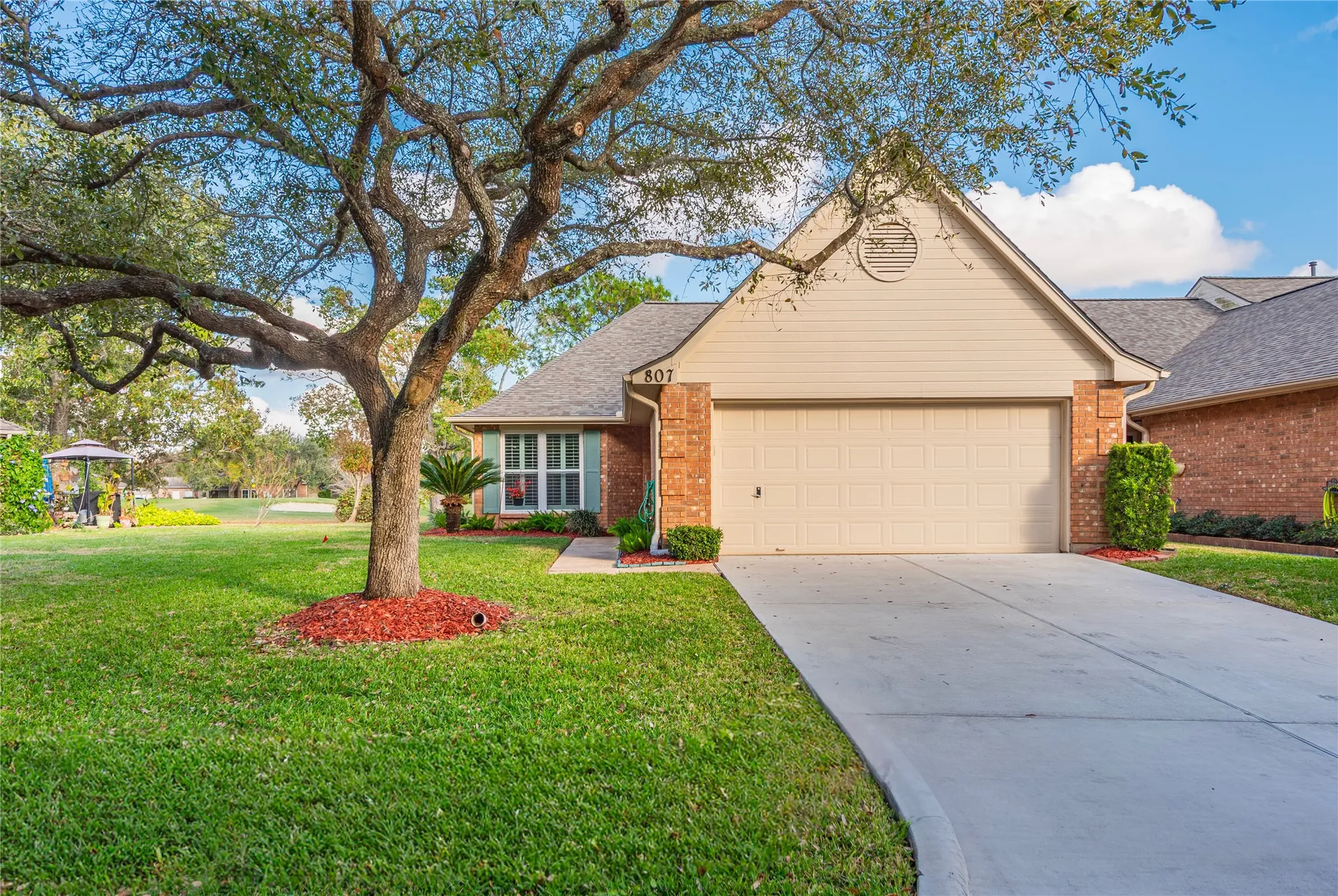 Property Slideshow image 1 of 30 | 807 woodfern glen ln, Pearland, TX, 77584