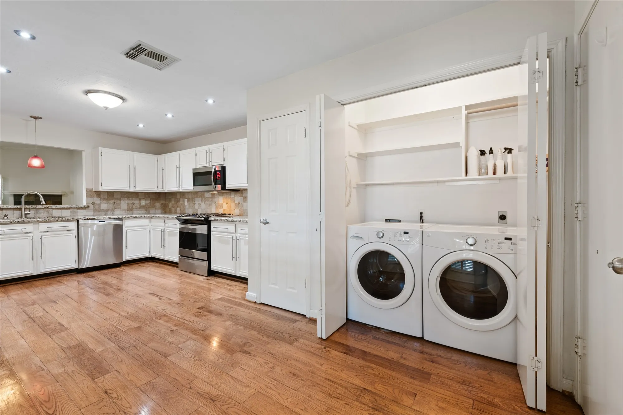 Property Slideshow image 10 of 30 | 807 woodfern glen ln, Pearland, TX, 77584