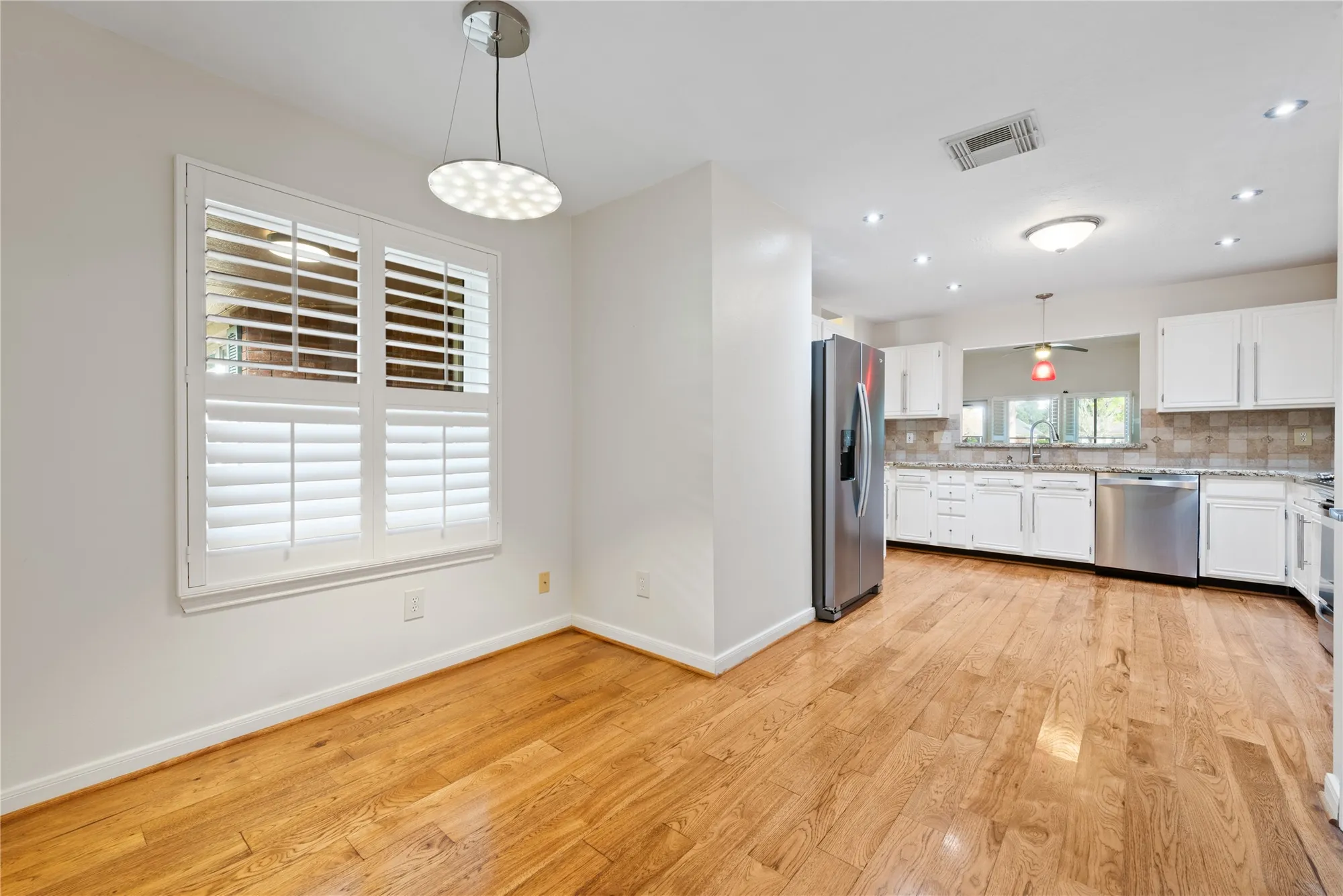 Property Slideshow image 11 of 30 | 807 woodfern glen ln, Pearland, TX, 77584