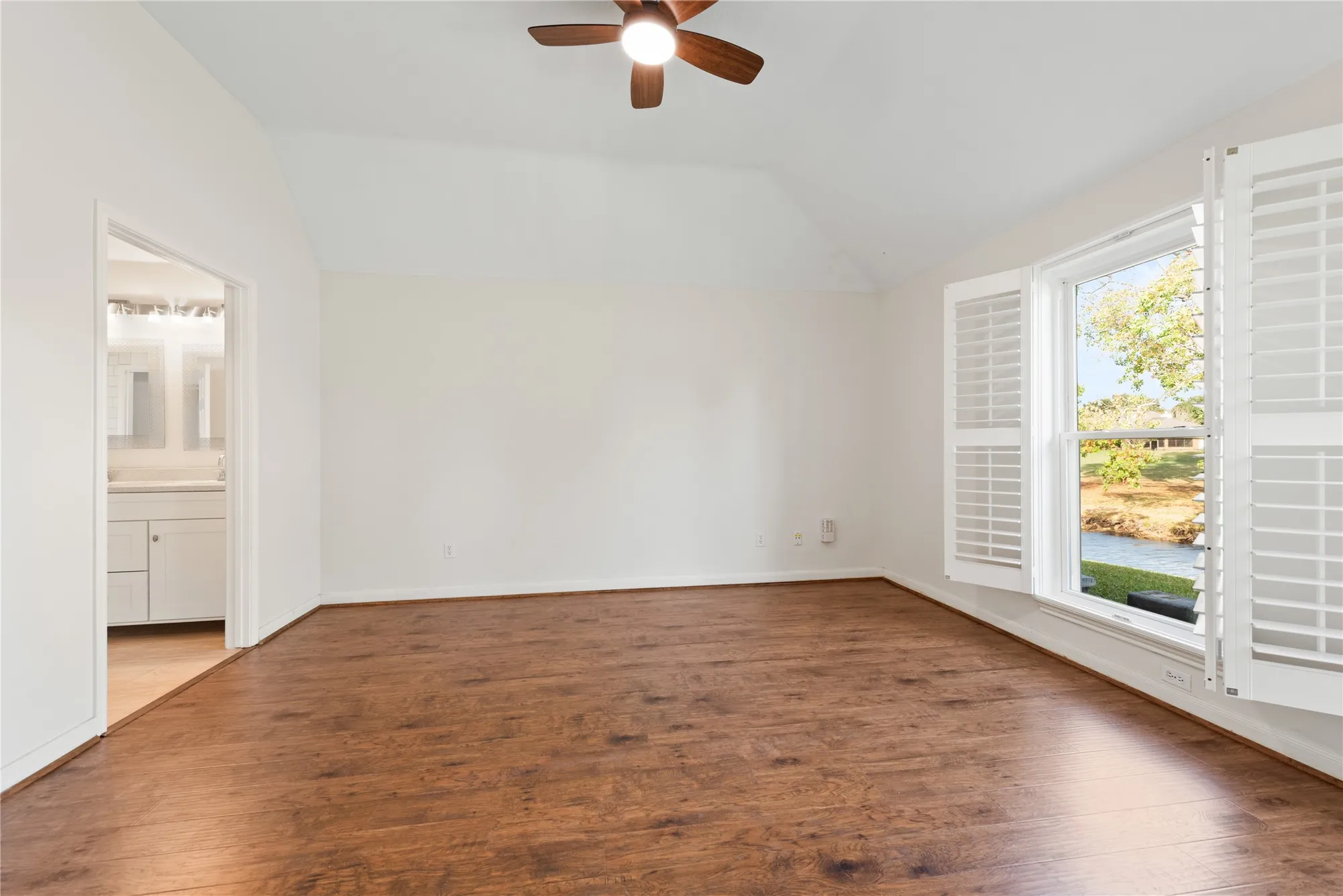 Property Slideshow image 13 of 30 | 807 woodfern glen ln, Pearland, TX, 77584