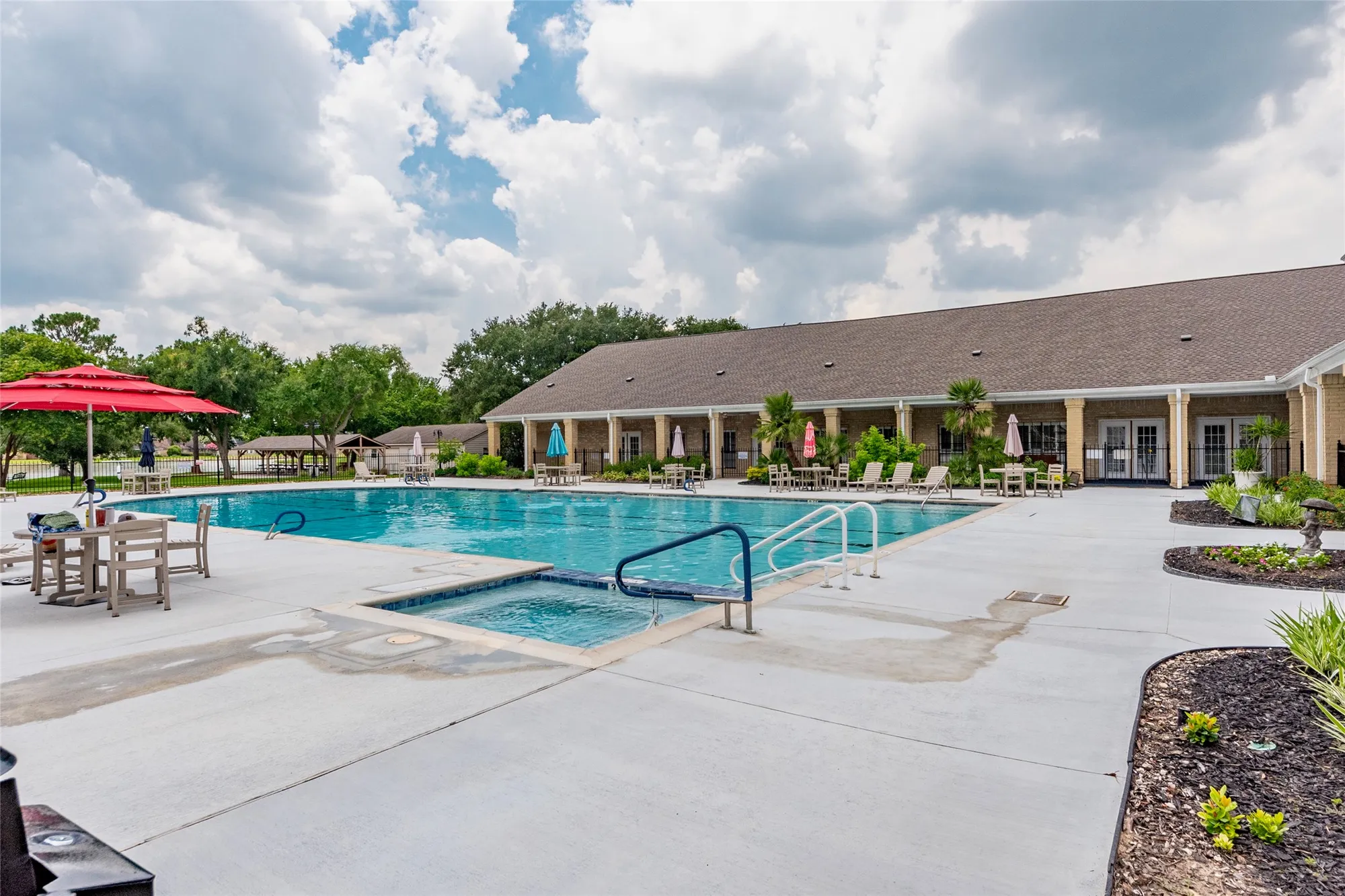 Property Slideshow image 28 of 30 | 807 woodfern glen ln, Pearland, TX, 77584