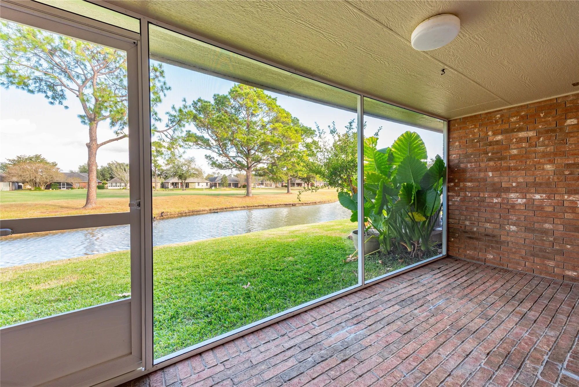 Property Slideshow image 22 of 30 | 807 woodfern glen ln, Pearland, TX, 77584