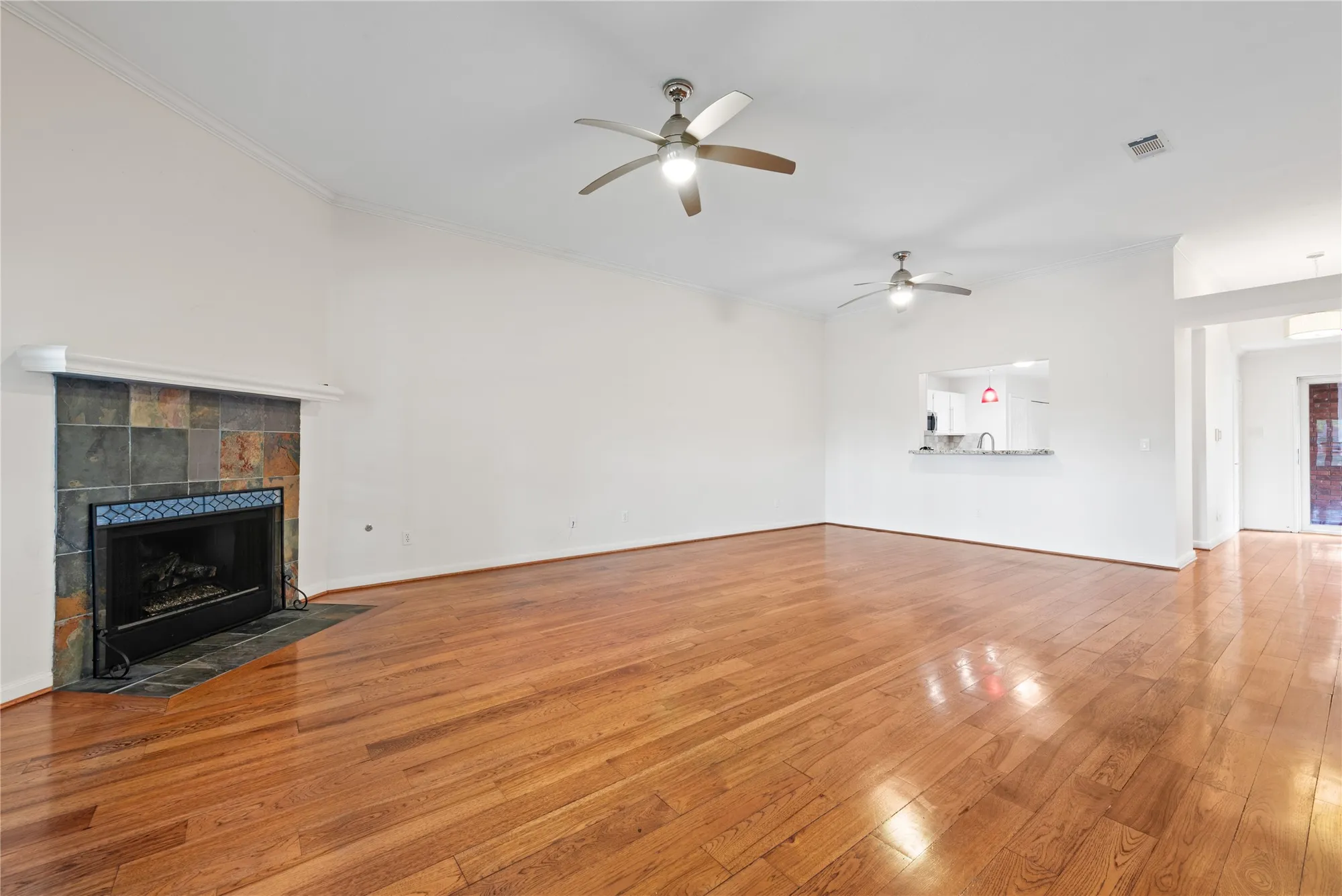 Property Slideshow image 4 of 30 | 807 woodfern glen ln, Pearland, TX, 77584