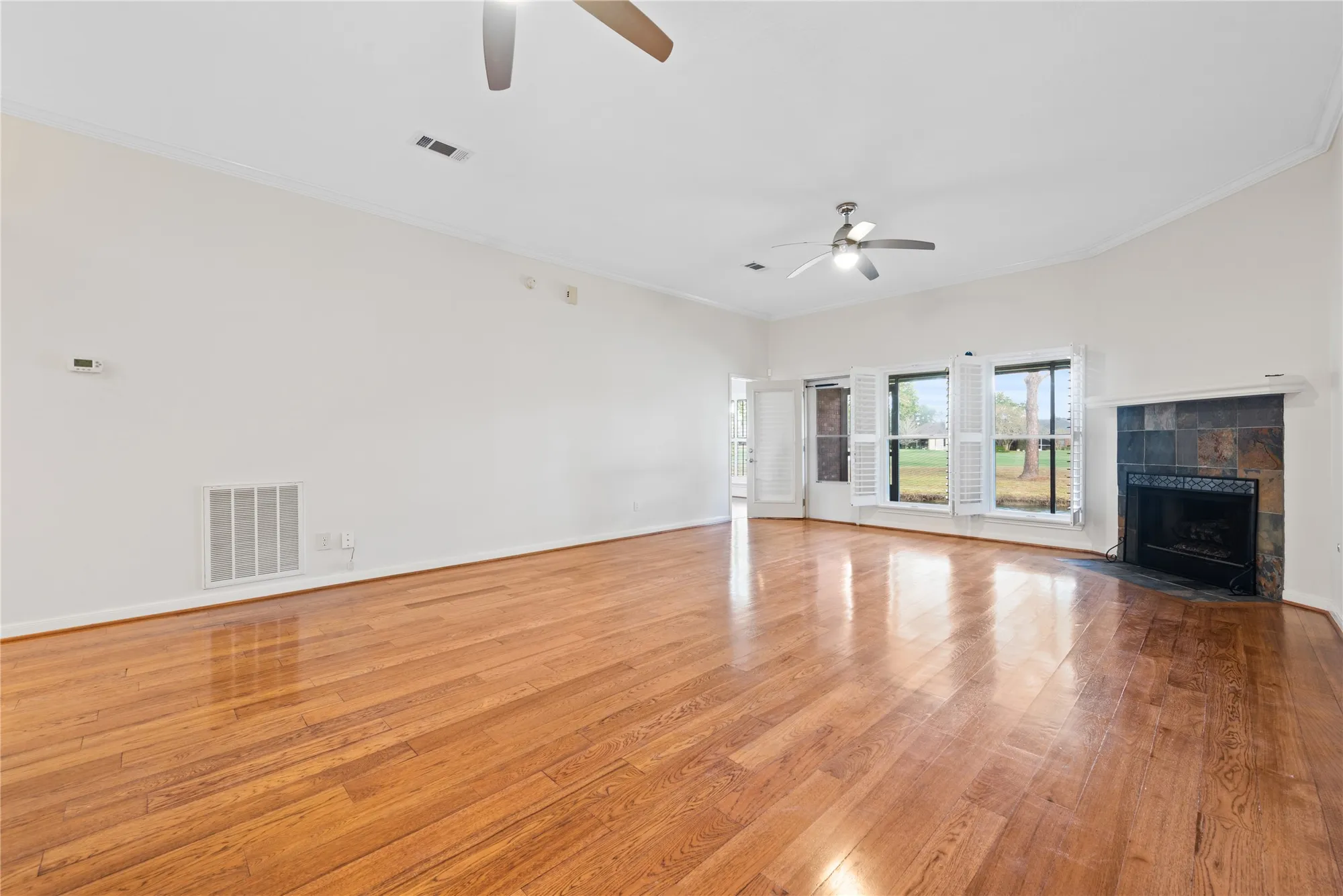 Property Slideshow image 5 of 30 | 807 woodfern glen ln, Pearland, TX, 77584