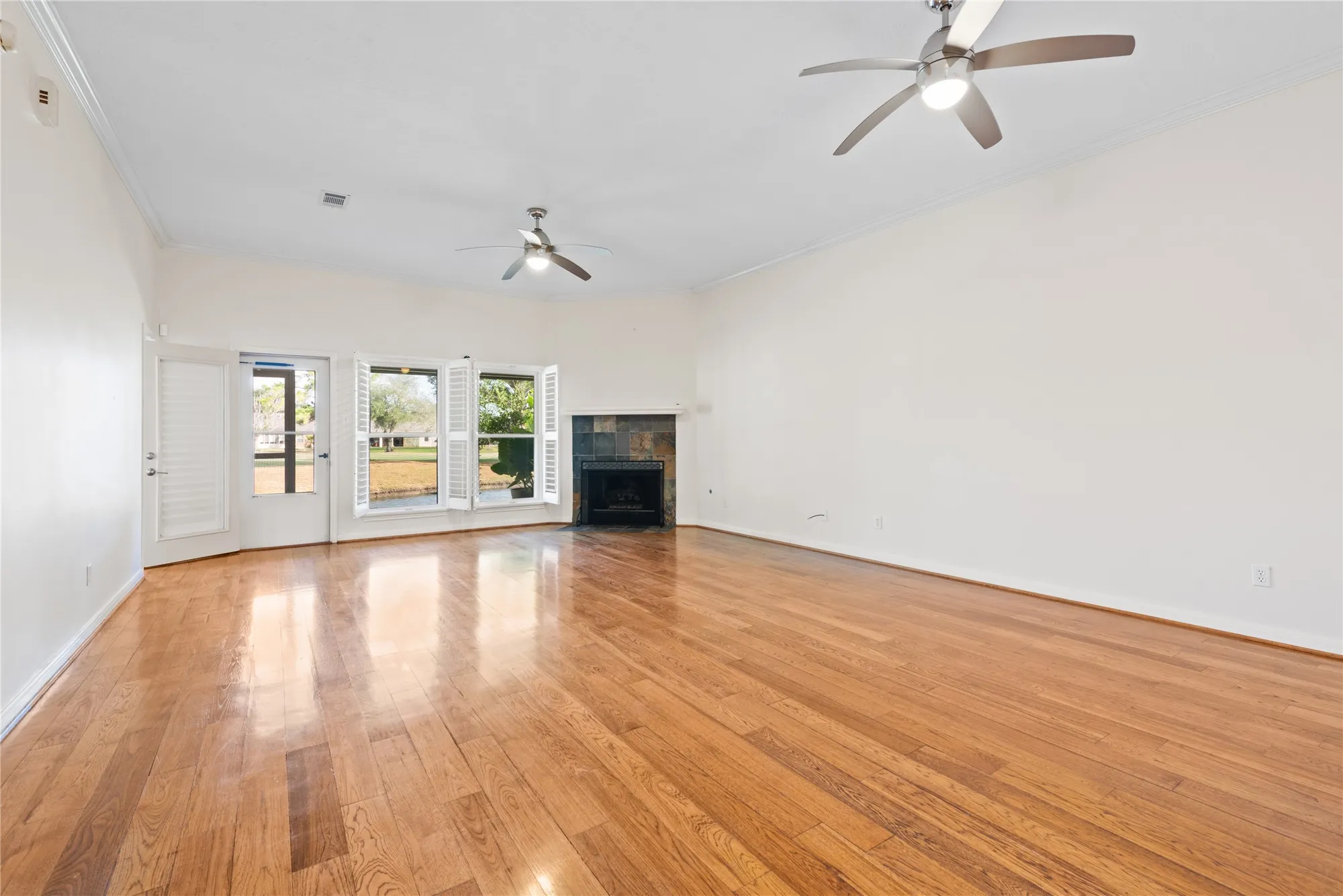 Property Slideshow image 6 of 30 | 807 woodfern glen ln, Pearland, TX, 77584