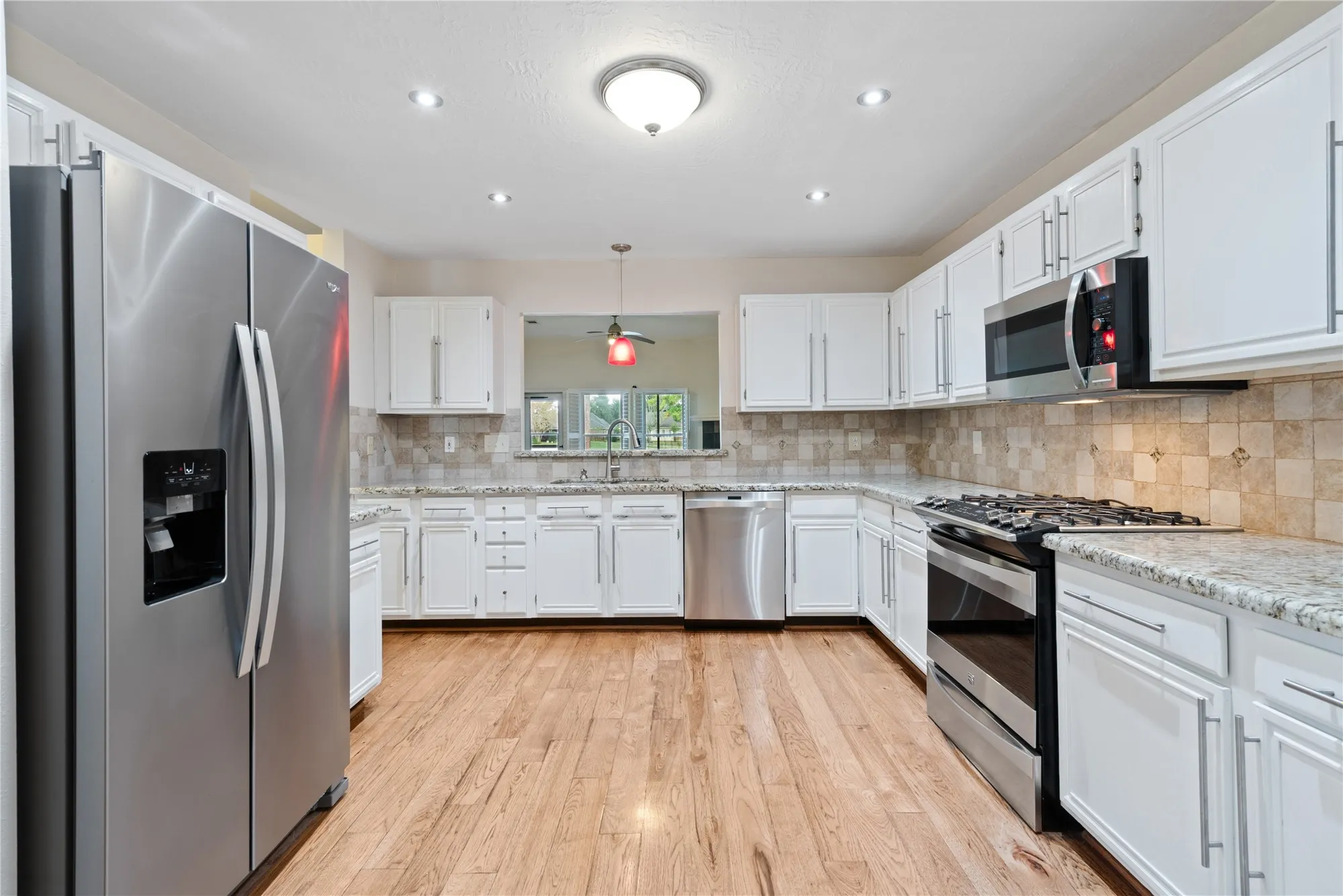 Property Slideshow image 7 of 30 | 807 woodfern glen ln, Pearland, TX, 77584