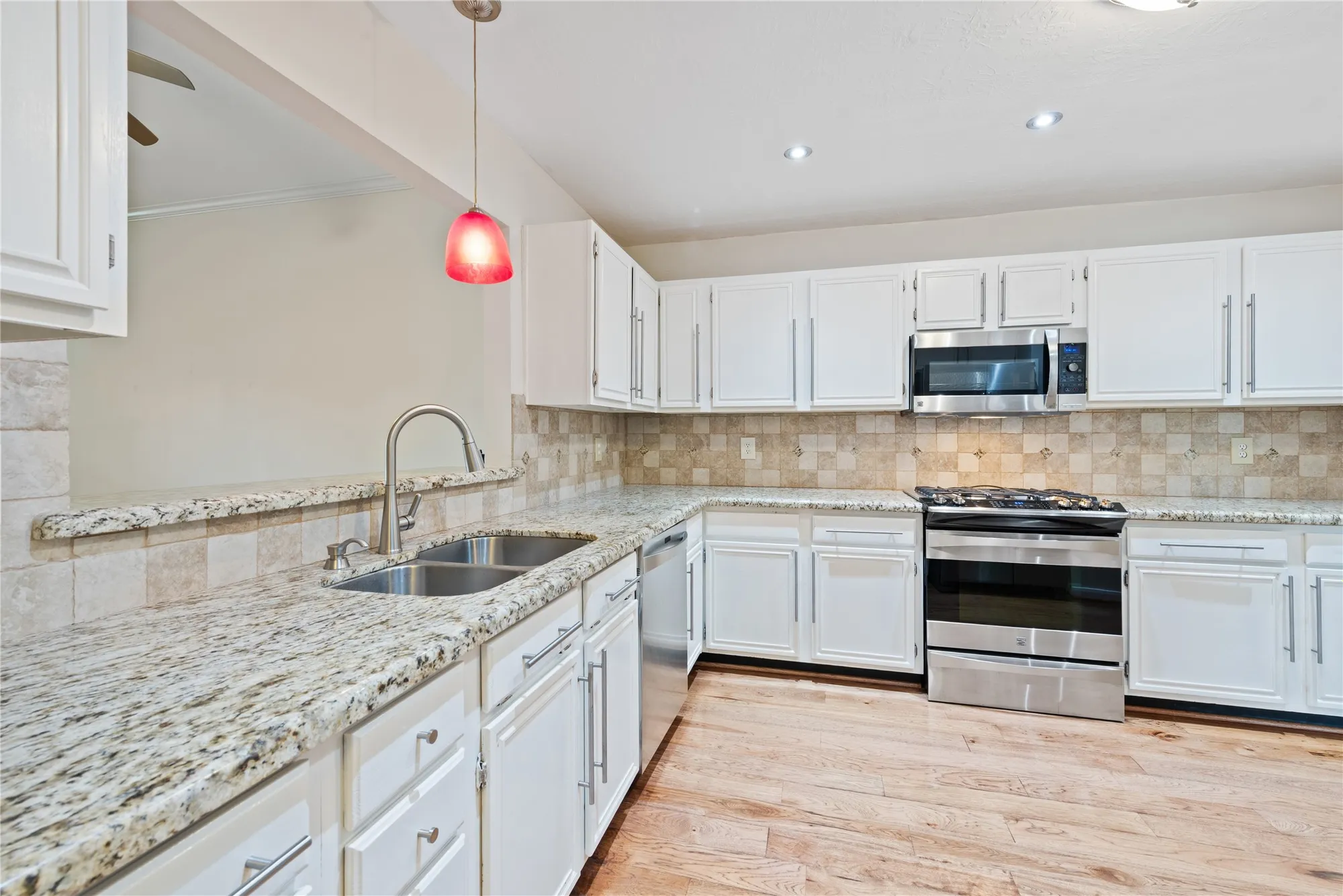 Property Slideshow image 9 of 30 | 807 woodfern glen ln, Pearland, TX, 77584