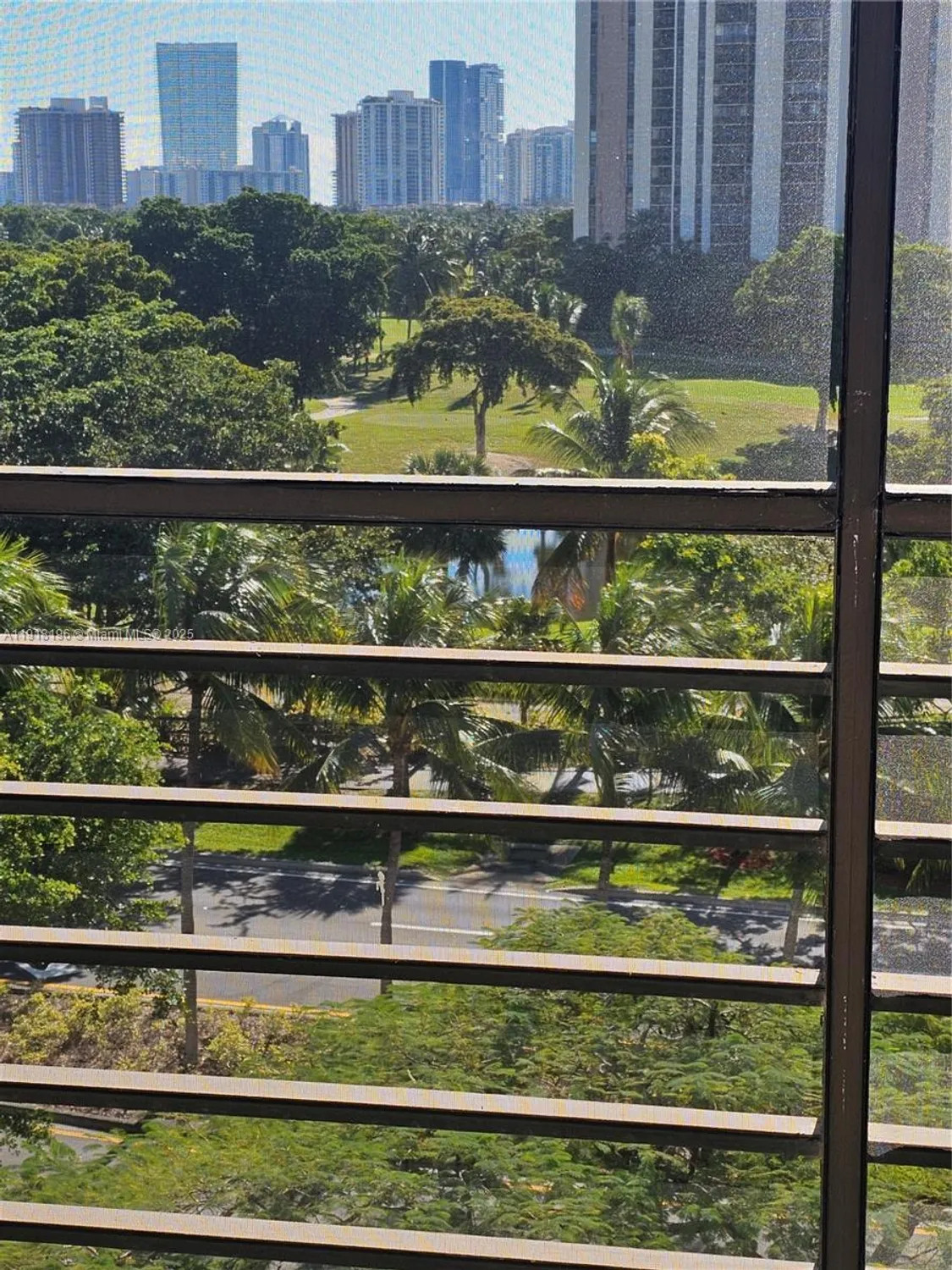 Property Slideshow image 5 of 11 | 20500 w country club dr apt 716, Aventura, FL, 33180