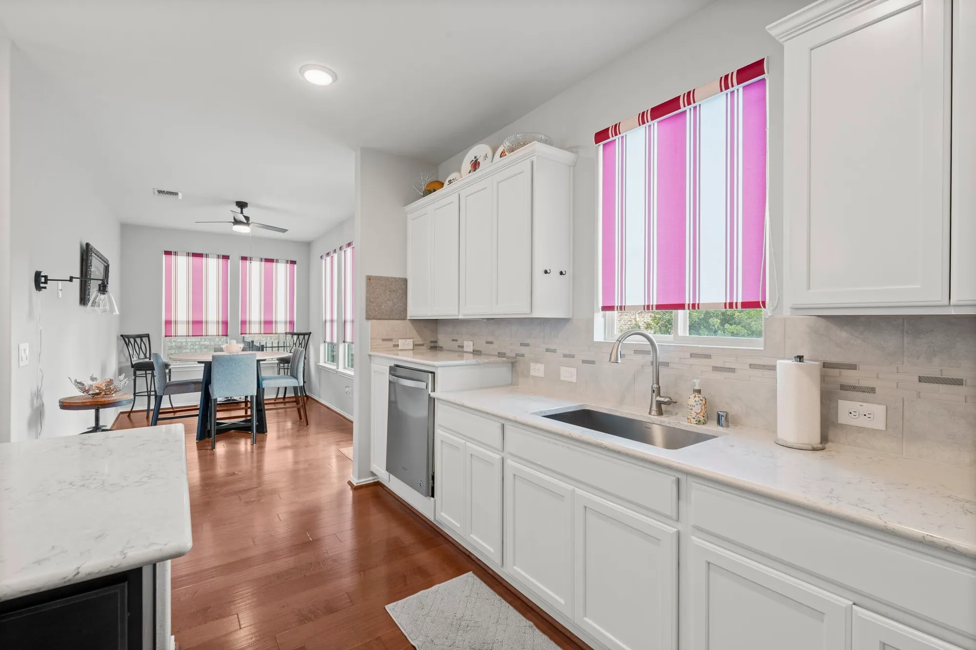 Property Slideshow image 16 of 38 | 406 thistle thorn dr, The Woodlands, TX, 77382