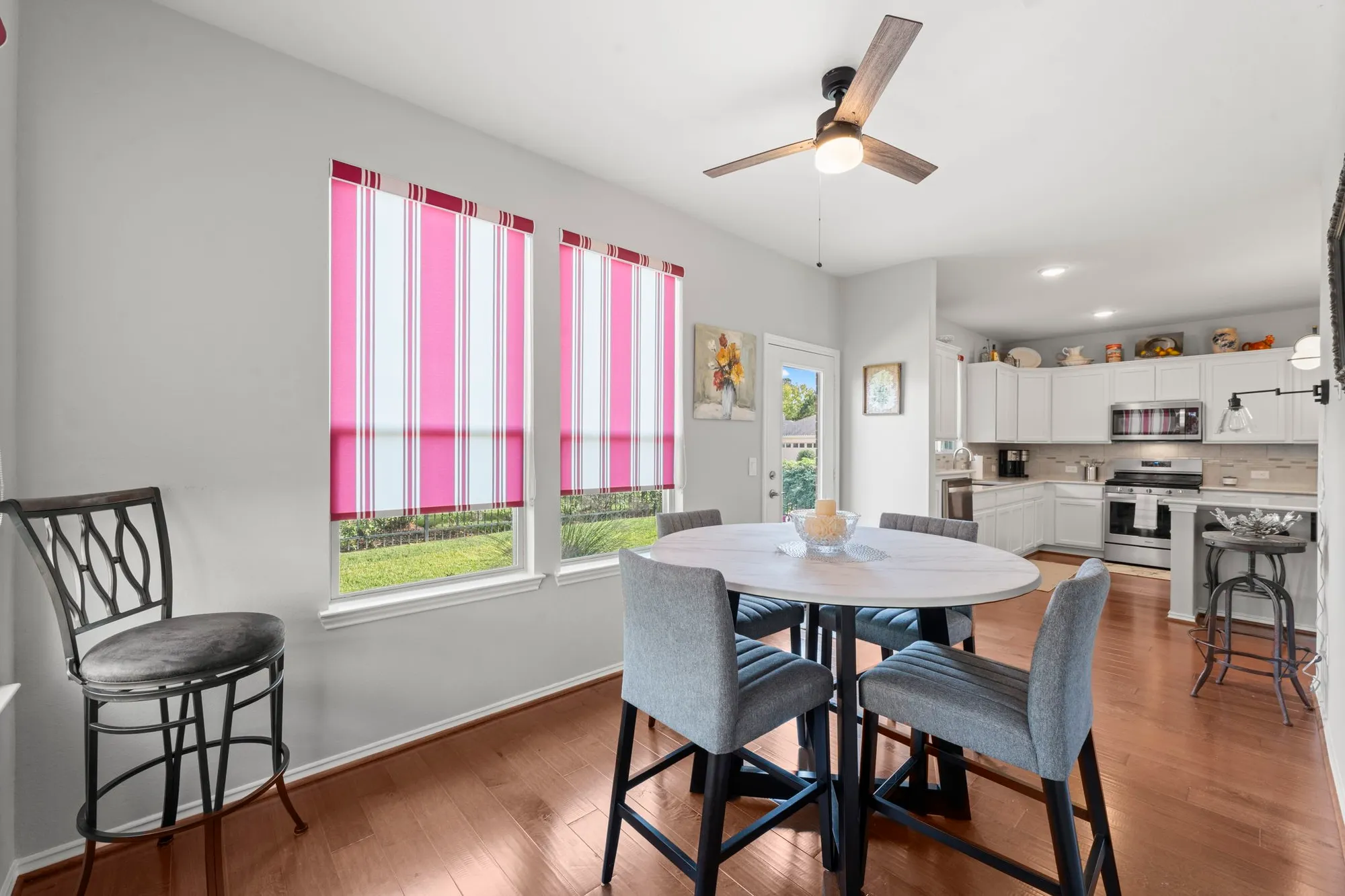 Property Slideshow image 19 of 38 | 406 thistle thorn dr, The Woodlands, TX, 77382