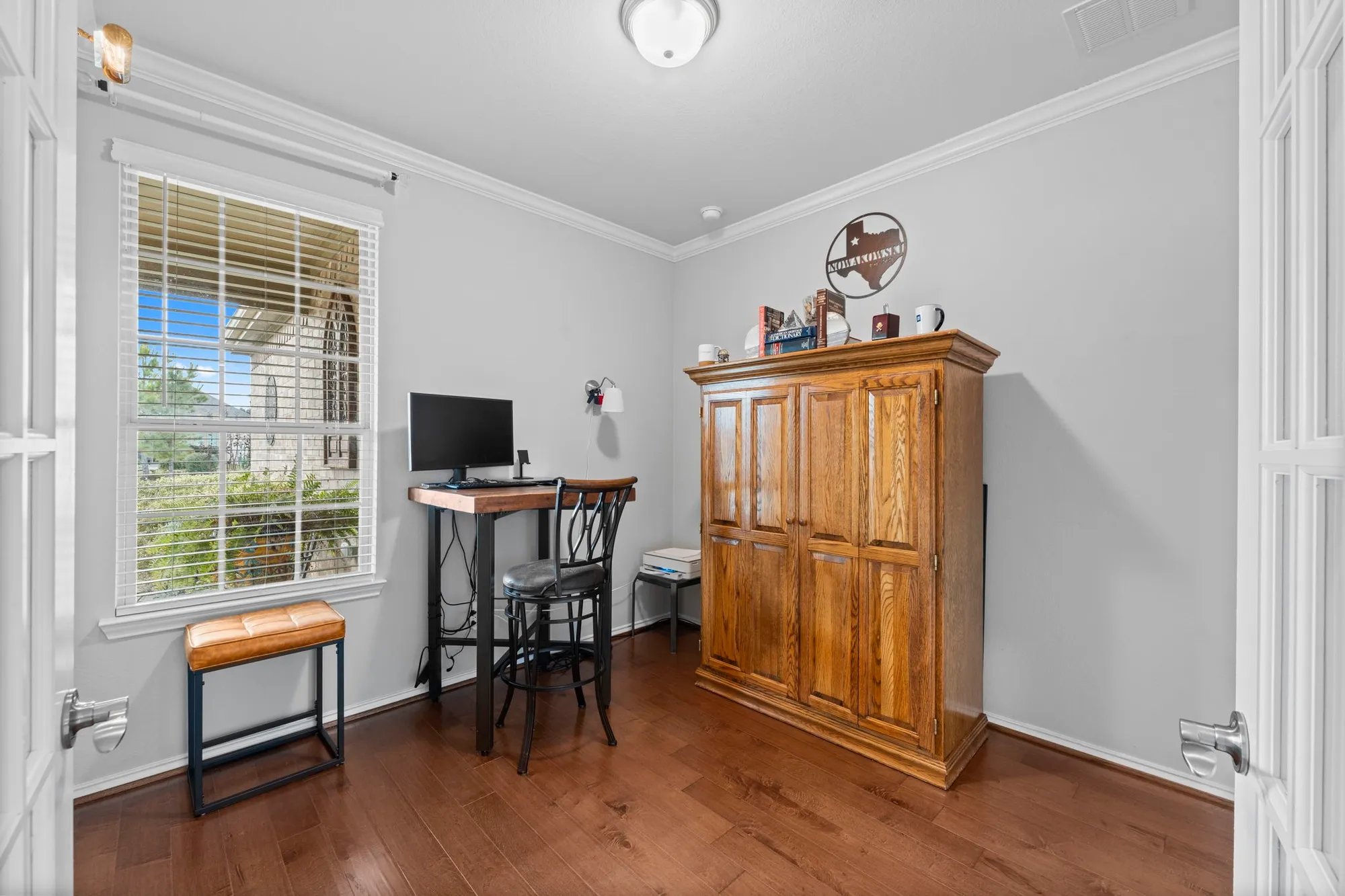 Property Slideshow image 21 of 38 | 406 thistle thorn dr, The Woodlands, TX, 77382