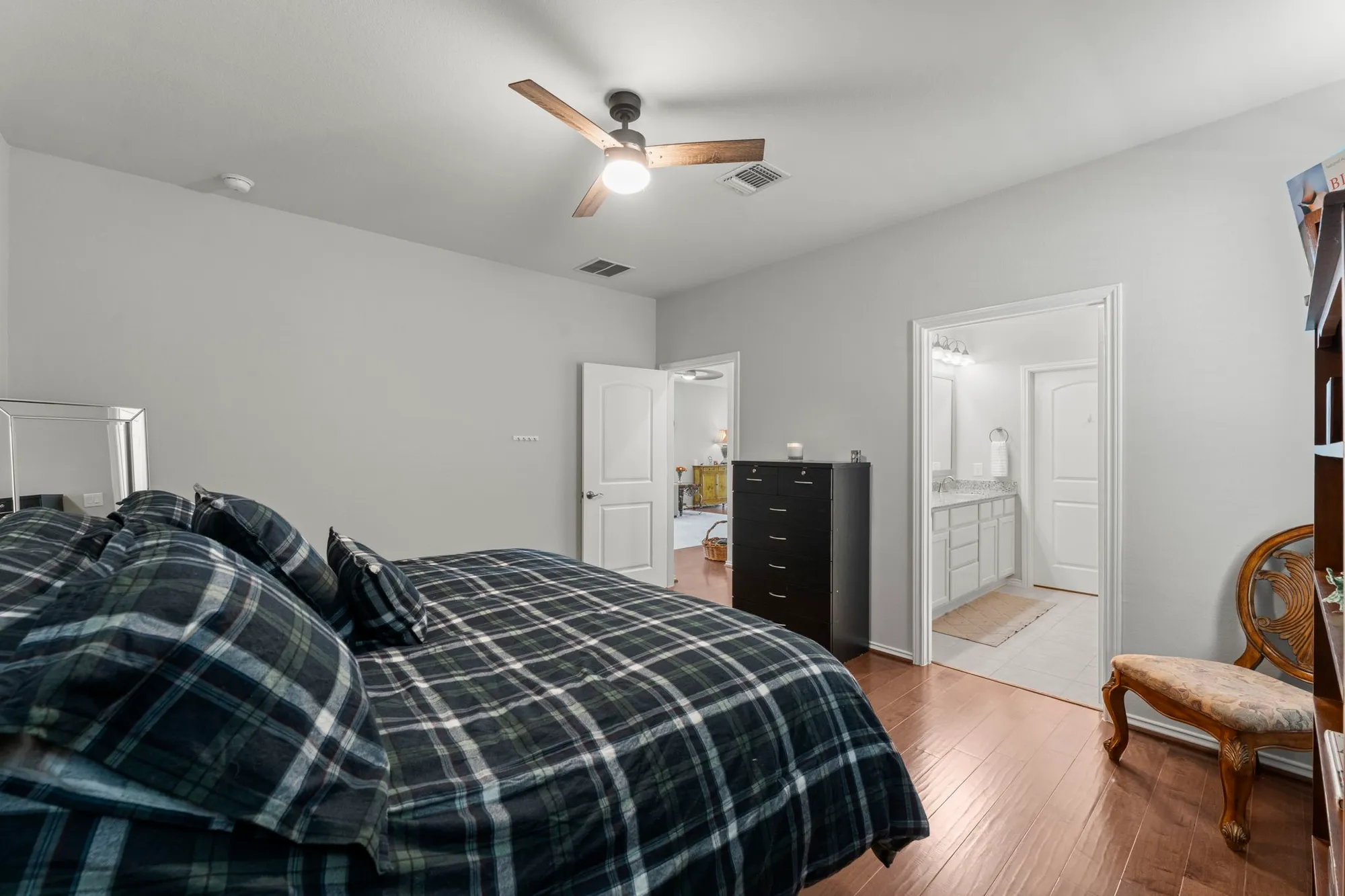 Property Slideshow image 23 of 38 | 406 thistle thorn dr, The Woodlands, TX, 77382