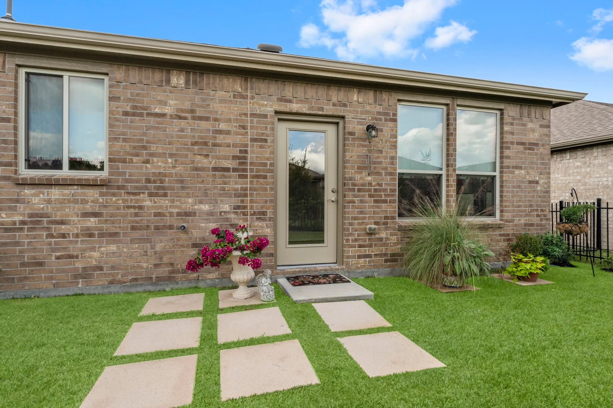 Property Slideshow image 34 of 38 | 406 thistle thorn dr, The Woodlands, TX, 77382