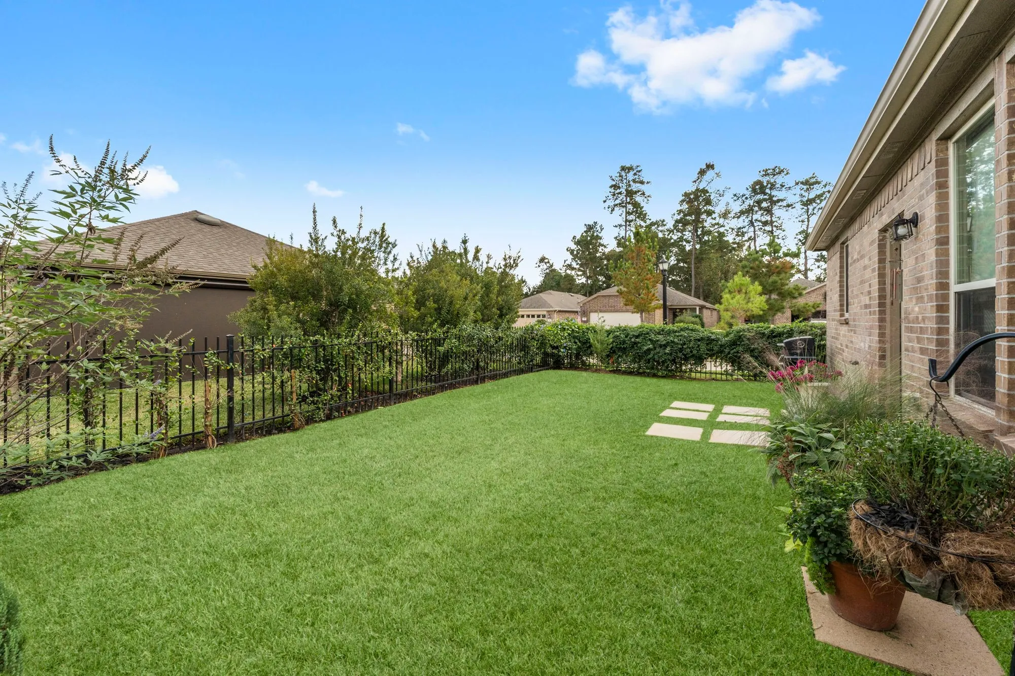 Property Slideshow image 35 of 38 | 406 thistle thorn dr, The Woodlands, TX, 77382