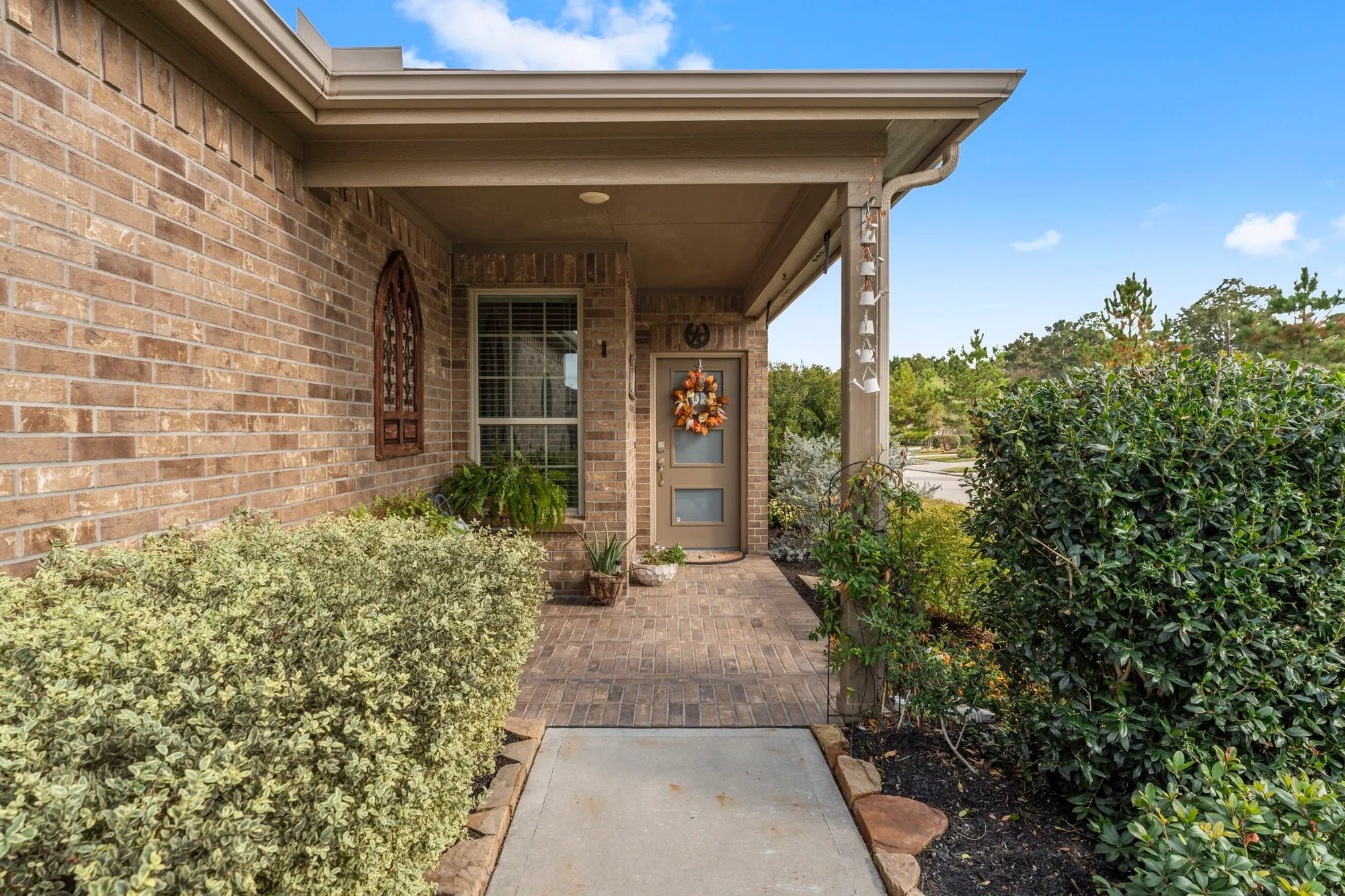 Property Slideshow image 3 of 38 | 406 thistle thorn dr, The Woodlands, TX, 77382