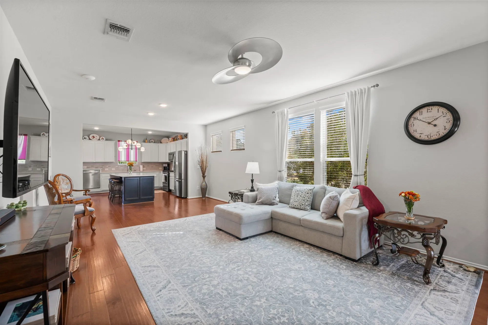 Property Slideshow image 7 of 38 | 406 thistle thorn dr, The Woodlands, TX, 77382