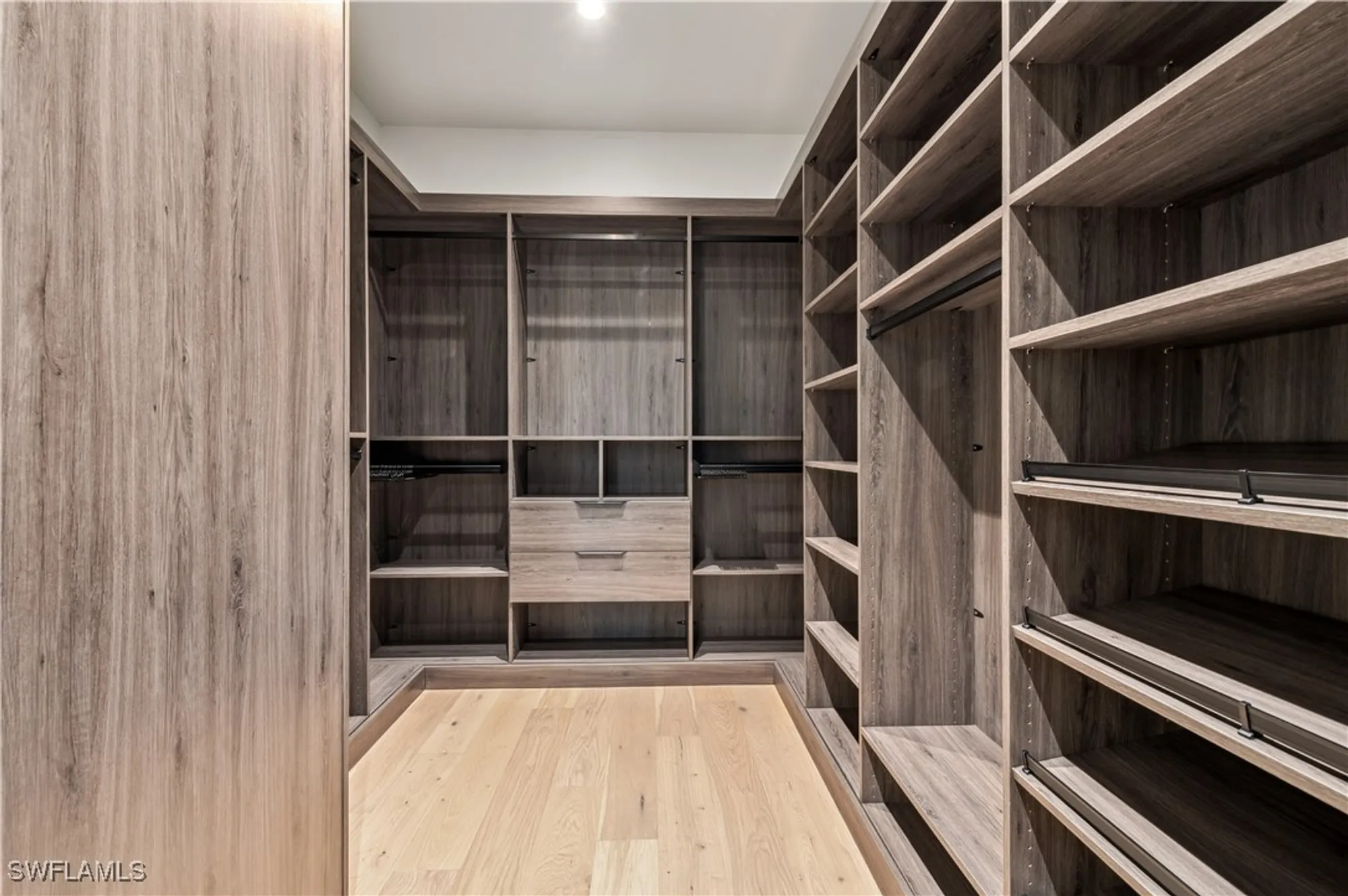 Property Slideshow image 44 of 50 | 424 spinnaker dr, Naples, FL, 34102