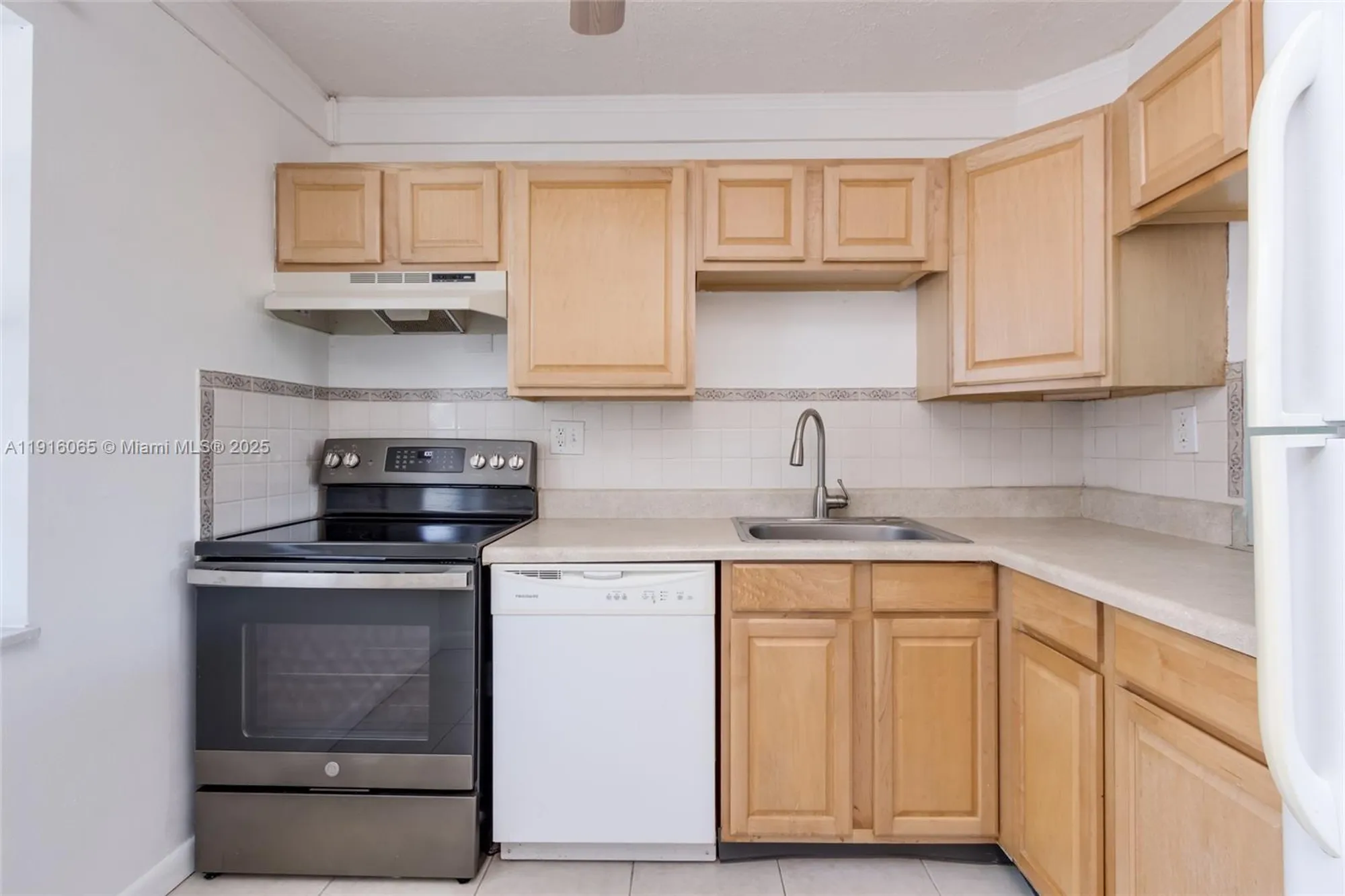 Property Slideshow image 4 of 18 | 7887 golf circle dr 106, Margate, FL, 33063