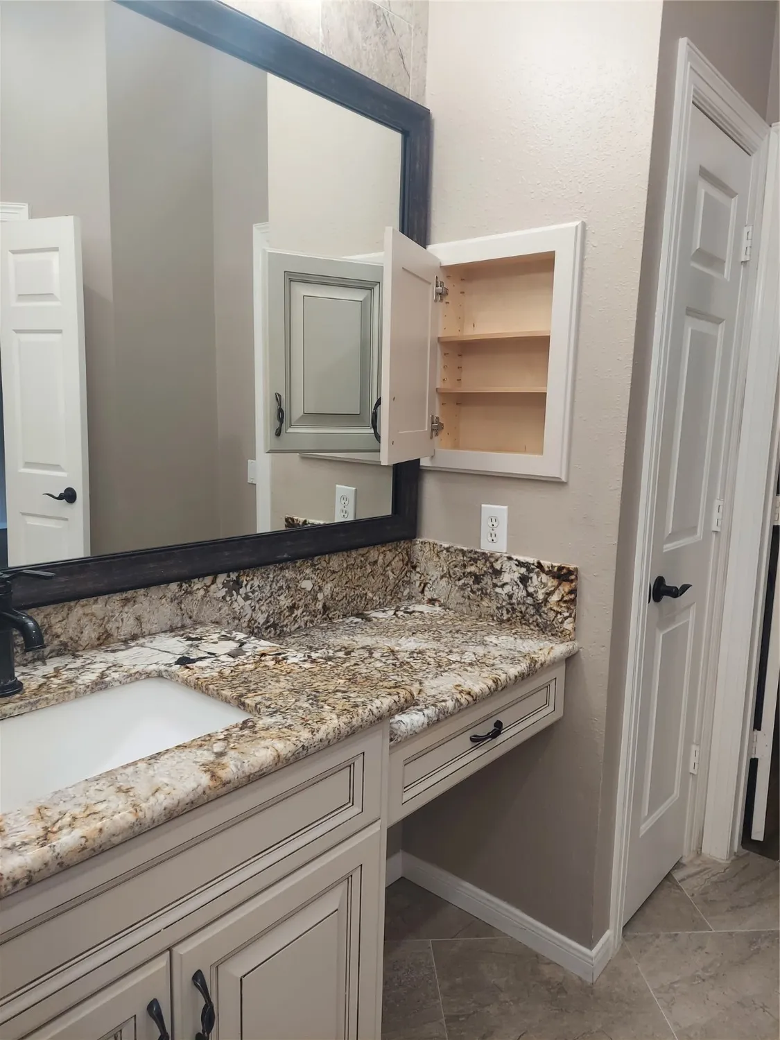 Property Slideshow image 33 of 50 | 1601 n lago vista ct, Pearland, TX, 77581